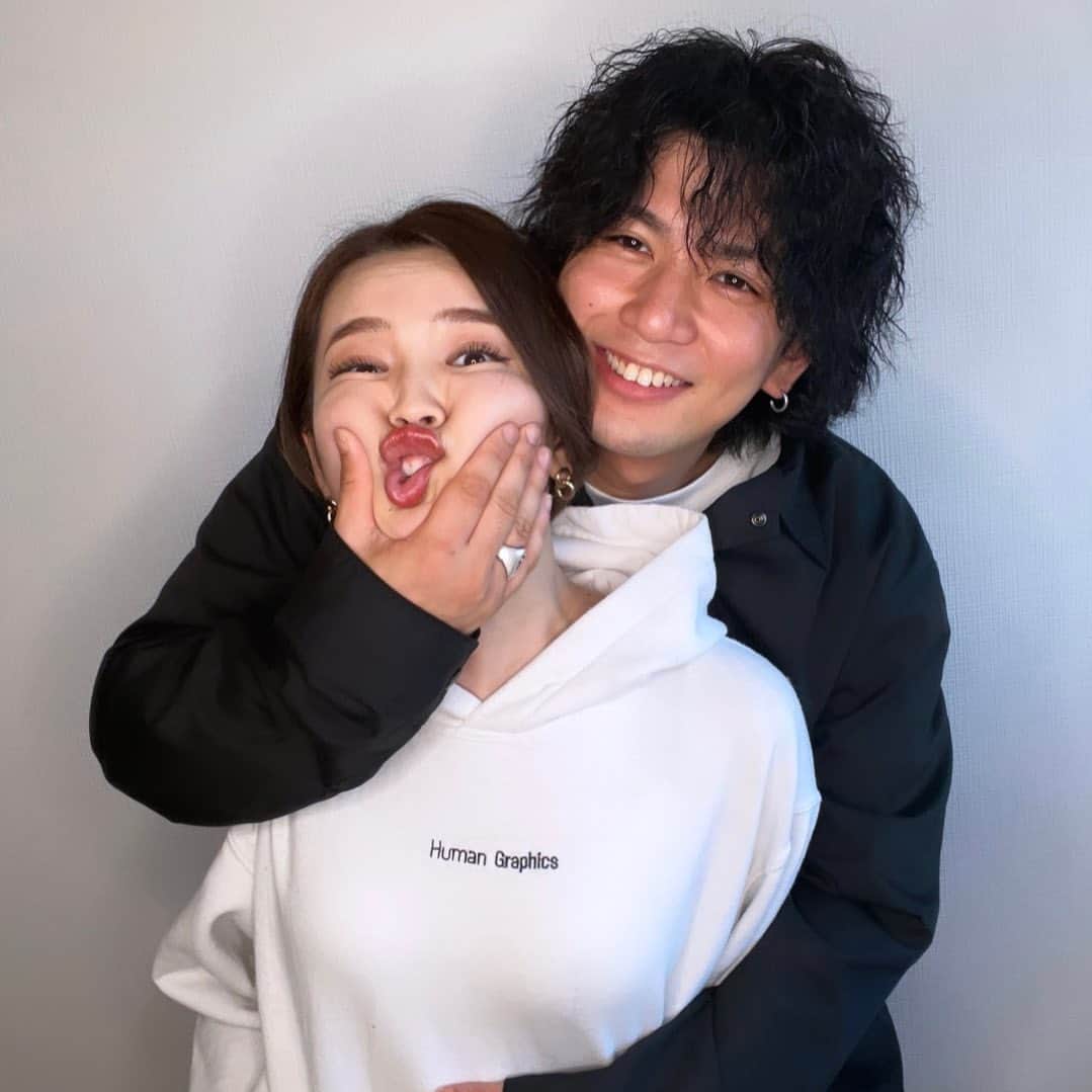 富久美玲のインスタグラム：「【ご報告】  いつも応援して頂いている皆様へ  私事ですが、この度 純輝さんと 本日2023年7月11日に入籍を致しましたので ご報告をさせて頂きます。  これから結婚という新しい人生の幕開けで 様々な困難が待ち受けていると思いますが どんな時も彼と乗り越えていき そして私達らしく自由に楽しく 1度きりの人生、共に歩んでいきたいです。  最後になりますが 私をこれまで育ててくれた家族、友人、 そして応援してくださっている皆様 心から感謝申し上げます。  まだまだ未熟者な私ではございますが これからも温かく見守って頂けたら幸いです。  mirei」