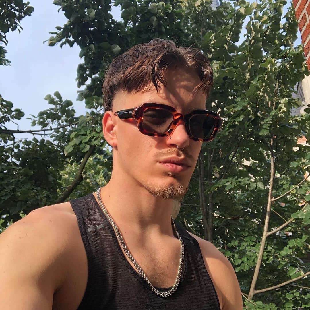 コモノのインスタグラム：「Summer, encapsulated 🔫 the Miles gives that inflatable rounded texture, inspired by the playful spirit of summer and blow-up water toys. Perfect for the hot days ahead.」