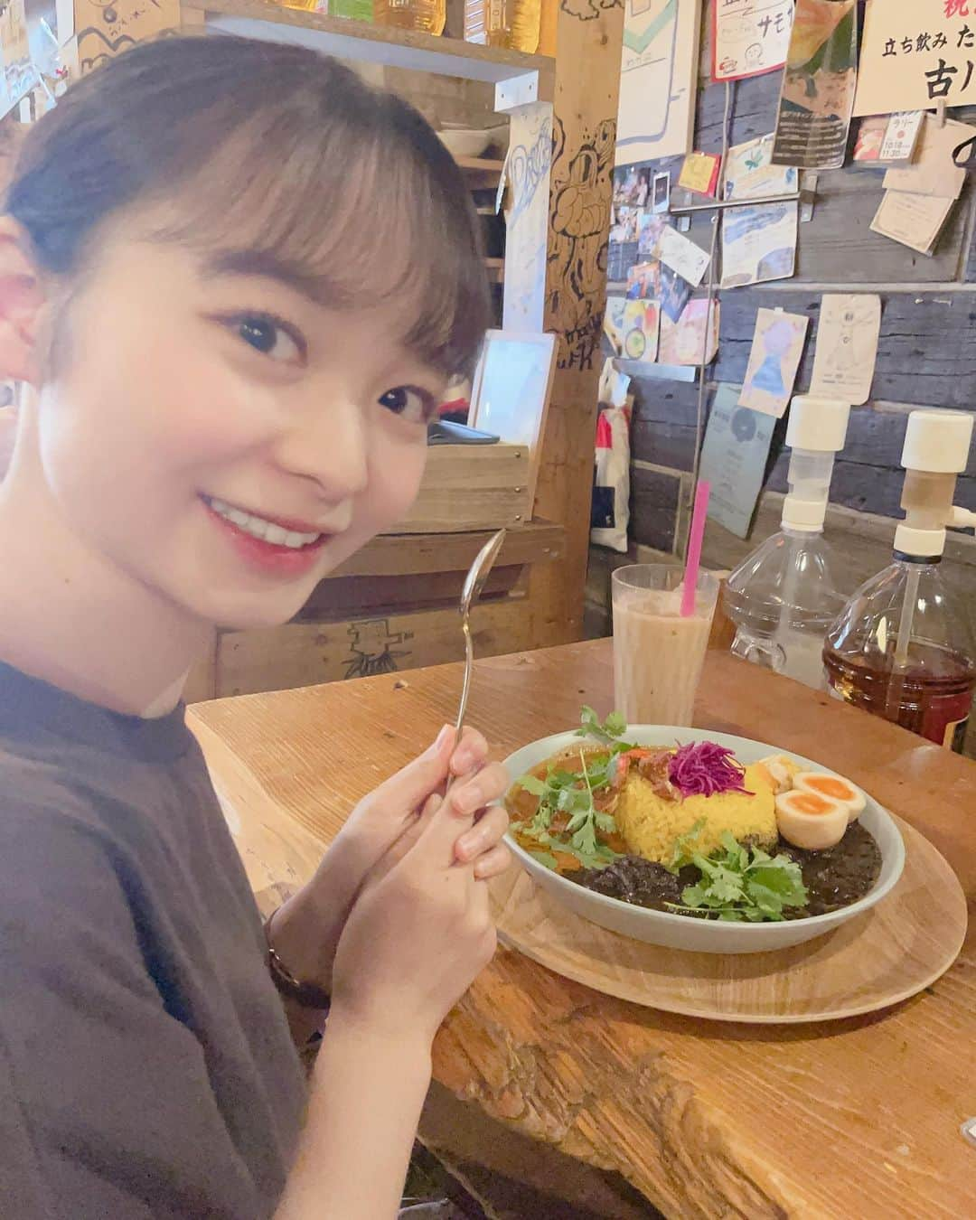 延命杏咲実のインスタグラム：「. 🍽️ イマサラガラムマサラ/吉祥寺 . ❤︎本日の2種盛り(渡り蟹クリーミー・イカ墨キーマ) ¥1,300 ❤︎燻製煮玉子トッピング ¥100 ❤︎自家製黒糖イマサラスパイスチャイ ¥400 . テレビで紹介されていたカレー屋さん！お母さんと行ってきました〜🫶 . カレーが週替わりだから何回も行きたくなっちゃう！！たくさんのパクチーがアジアンな感じがして美味しいんだよね〜〜😋 パクチーが苦手な方は無くすこともできます！🆗 . チャイもカレーによく合っててやみつきになった！💫 . 他のカレールーも食べてみたい！！🙌 . . #イマサラガラムマサラ #吉祥寺 #吉祥寺ランチ #吉祥寺グルメ #カレー #もぐもぐ延命日記 #セントフォース #セントフォースsprout #延命杏咲実 #延命ちゃん」