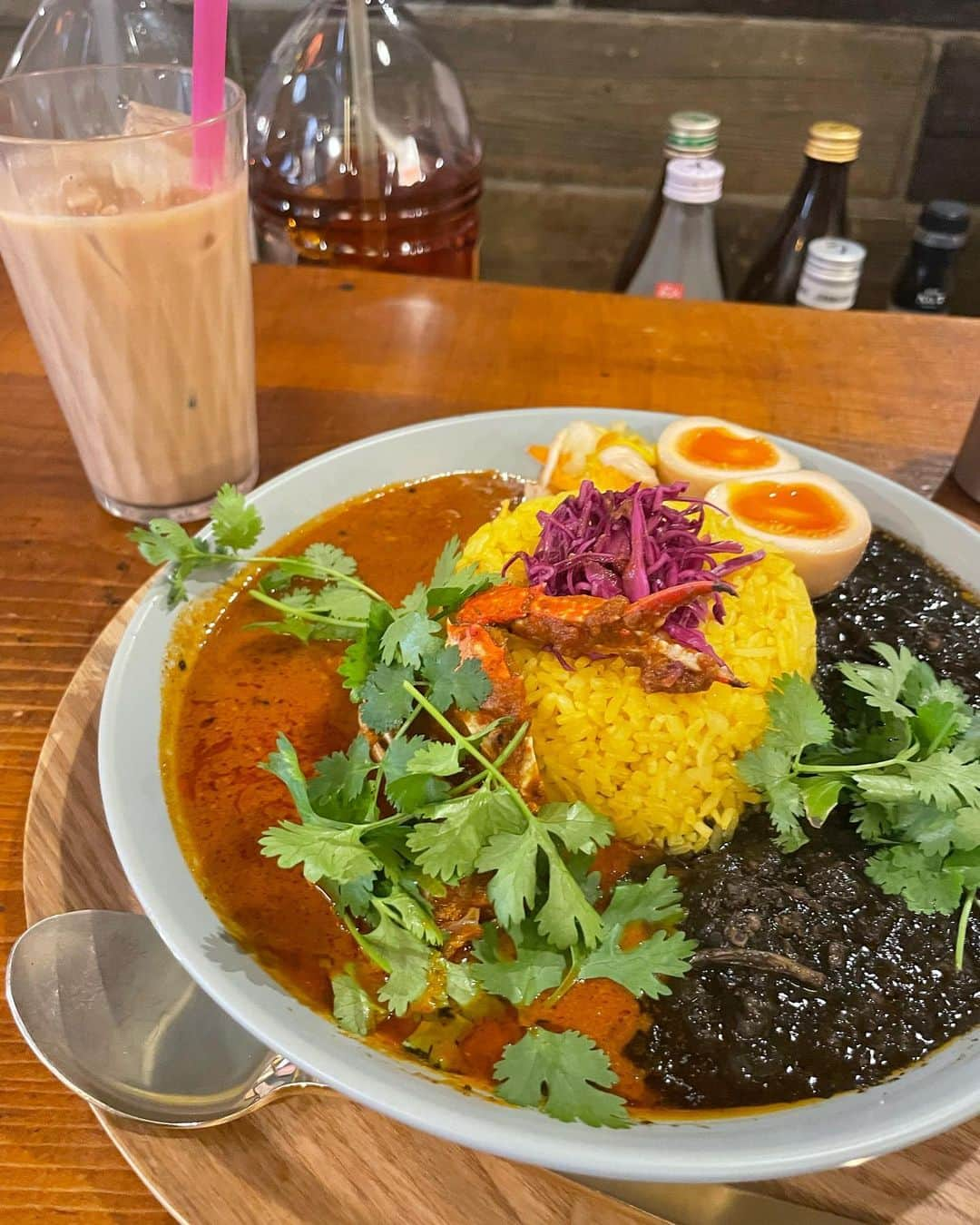 延命杏咲実さんのインスタグラム写真 - (延命杏咲実Instagram)「. 🍽️ イマサラガラムマサラ/吉祥寺 . ❤︎本日の2種盛り(渡り蟹クリーミー・イカ墨キーマ) ¥1,300 ❤︎燻製煮玉子トッピング ¥100 ❤︎自家製黒糖イマサラスパイスチャイ ¥400 . テレビで紹介されていたカレー屋さん！お母さんと行ってきました〜🫶 . カレーが週替わりだから何回も行きたくなっちゃう！！たくさんのパクチーがアジアンな感じがして美味しいんだよね〜〜😋 パクチーが苦手な方は無くすこともできます！🆗 . チャイもカレーによく合っててやみつきになった！💫 . 他のカレールーも食べてみたい！！🙌 . . #イマサラガラムマサラ #吉祥寺 #吉祥寺ランチ #吉祥寺グルメ #カレー #もぐもぐ延命日記 #セントフォース #セントフォースsprout #延命杏咲実 #延命ちゃん」7月11日 21時03分 - enmei_1115