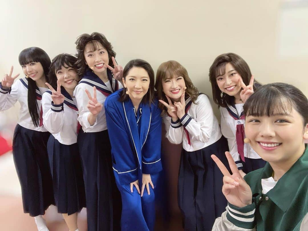 瀬奈じゅんのインスタグラム：「⁡ ⁡ 高校生SUNNYのみんなと。 ⁡ ホントにホントに頑張ってるから！ めっちゃ刺激もらってるから！ ⁡ 一緒にお芝居出来ないのが残念だけど、その分袖では仲良くして頂いております。 ⁡ みんなかわいいのよ。 ⁡ ⁡ #SUNNY #高校生サニー #渡邊美穗 ちゃん @mihowatanabe_  #須藤茉麻 ちゃん @maasa_sudo  #川村咲季 ちゃん @saki_ccho_816  #横岡沙季 ちゃん @saki.x.y  #古沢朋恵 ちゃん @tomoe_furusawa1019  #伊藤友惠 ちゃん @yume_ito」