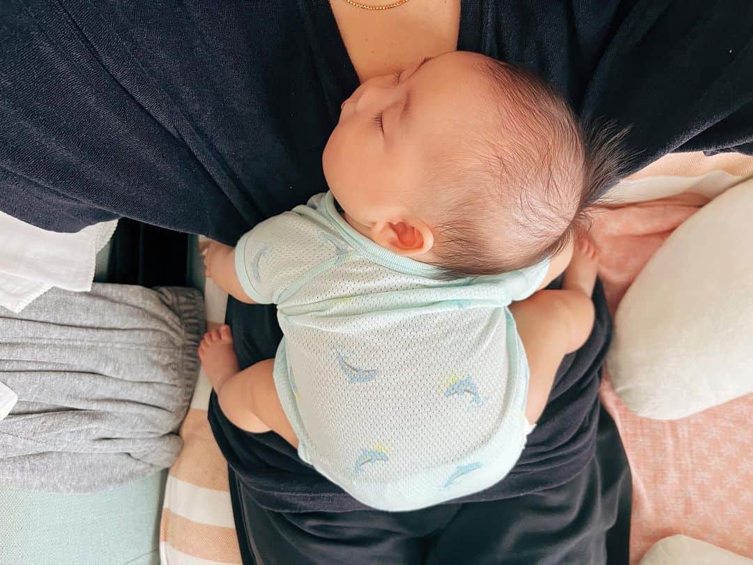 のインスタグラム：「* 生後3ヶ月になりました🍼 おめでとう🎈 このポーズが好きでだいたいこれで入眠。 セルフねんねやネントレ始めないと って思う反面、 いつかは勝手に1人で寝てしまうんだから もう少しこうやって 抱っこのまま寝かせてあげたいと思ったり。 けどやっぱり早くから 1人で寝てくれるのは楽そうだったり😂 ママの優柔不断な心は忙しいw 3ヶ月目もいっぱい笑って過ごそうね🥰 ・ ・ ・ ・ #生後3ヶ月#女の子ベビー#赤ちゃんのいる生活#子育てママ」
