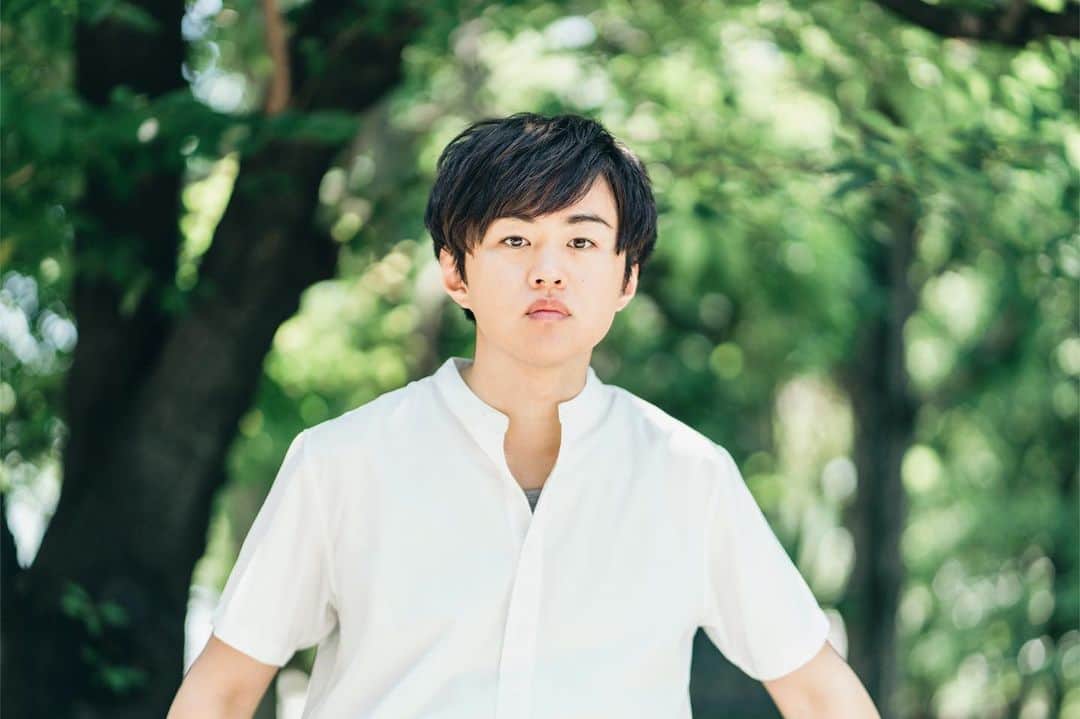 久保宏貴のインスタグラム：「・ あっついね〜。  パーマとれとれの最近の写真です。  夏らしい事したいけど、急激に忙しいからセーブされるかもだな〜...。  みなさんのご予定は如何しょうーか☺︎  8月のお盆休みは「高飛車モンスター」是非観に来てね。 ・ ・ ・ #お盆休み #夏休み #暑い #natural #hot #2023 #撮影 #カンフェティ #将棋  #飛車モン2023」