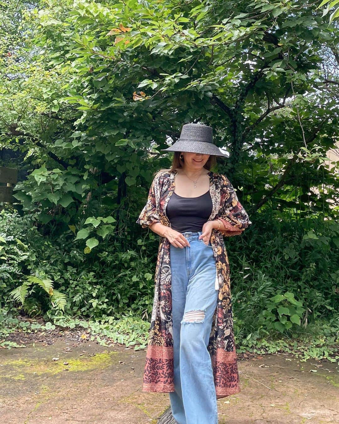 misatoのインスタグラム：「𝙃𝙤𝙩 𝙝𝙤𝙩 𝙝𝙤𝙤𝙤𝙤𝙤𝙤𝙤𝙤𝙤𝙩❤️‍🔥 ⁡ ⁡ もう毎日 ⁡ 「あつい」しか言ってないくらい暑い🫠 ⁡ ⁡ 昨日なんて2階に上がったら サウナの匂いがしたよ🧖‍♀️♨️ ⁡ ⁡ ⁡ ⁡ 静岡、本日の最高気温36.9度だそう🙄 ほぼ、えりちゃん @miyaeri_pichi の平熱だ🫶w ⁡ ⁡ ⁡ ⁡ Hat: @hm Dress:  @sandlessmoon  Denim: @pichi__official  Sandals: @havaianas.japan  ⁡ ⁡ ⁡アフリカンファブリックのような ボヘ柄のワンピースを 羽織りとして着てみたよ♡  この着方…好き🫶🩷  ⁡ ⁡ ⁡ #サンドレスムーン#sandlessmoon#ワンピース#大人ボヘミアン#ボヘミアン#ボヘミアンコーデ#海のある生活  #ママコーデ#ママファッション #プチプラコーデ #アラフォー #アラフォーコーデ #アラフォーママ #ボヘジョ#ヘアカラー #zara#デザイナー#高身長女子#高身長コーデ」