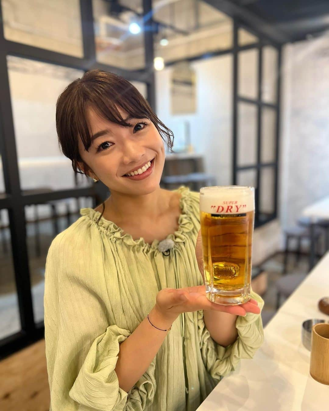 川村茉由のインスタグラム：「今日は特別に23時12分〜 (ドラマ拡大版のため) CBC『うまい！の極み』🍺  名古屋の錦にOPENした、 「串アゲスタンド HACHIMITSU」 さんへ🫶  きめ細かい薄づき衣がきれ〜いに まとってある串揚げ♡ たまんな〜い‼︎‼︎🤤 やっぱ串揚げにはビールだよな❤️  今夜も一緒にカンパ〜イ🍺  #串アゲスタンドhachimitsu #アサヒビール #スーパードライ #アサヒスーパードライ #生ビール #ビール女子 #うまいの極み #cbc」