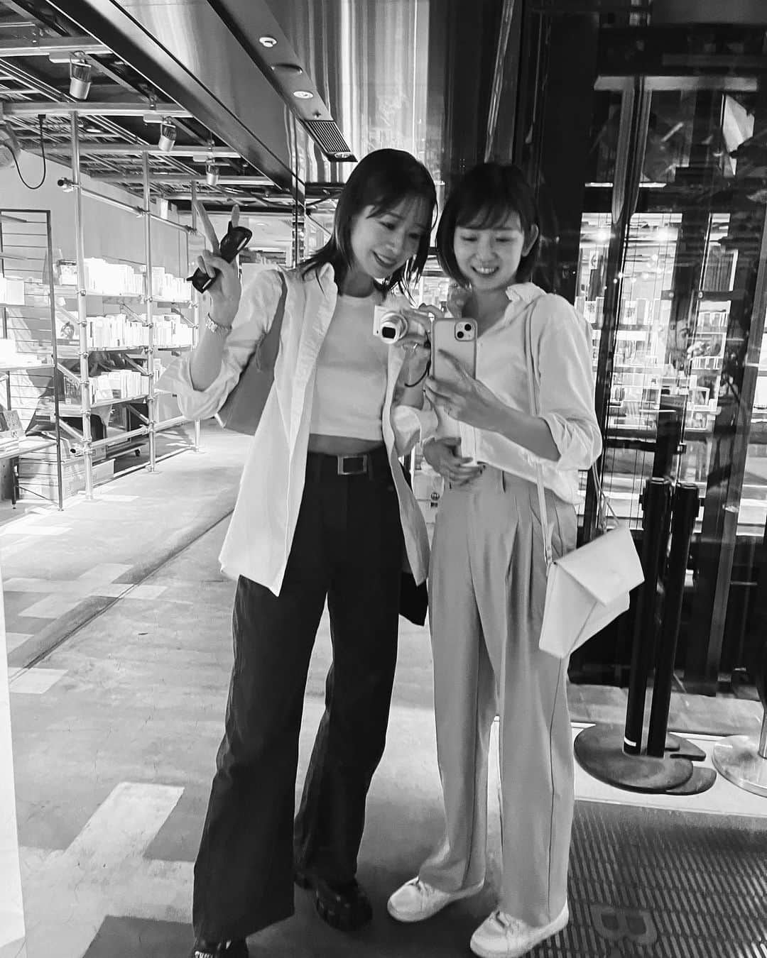 石井亜美さんのインスタグラム写真 - (石井亜美Instagram)「☕️  親友ちゃんと @ralphscoffee で モーニングしてインテリアを一緒に見た日。  打ち合わせなしで、 2人ともラルフを着てくるという張り切りっぷり！笑  中2の時に教室で話していた内容から、 さほどアップデートされていない会話で爆笑していますw  この日の様子、YouTubeにアップしています！ おすすめの家具屋さんも登場するので、ぜひ見てね！  #ralphscoffee #ラルフズコーヒー #青山カフェ #表参道カフェ #表参道モーニング」7月11日 21時04分 - ami_ishii_