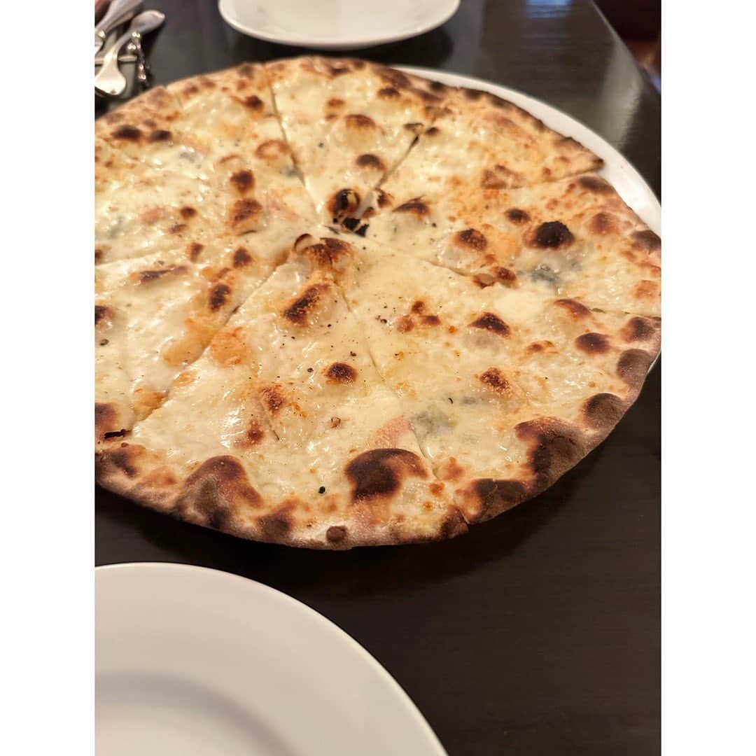 武藤京子さんのインスタグラム写真 - (武藤京子Instagram)「* * 美味しいピザ🍕を 食べたよシリーズ その② * 麻布十番 ローマピザの ピッツェリア ロマーナ ジャニコロ * モチモチナポリピザとは違って ローマピザは薄いタイプ 同じピザでも 全然違って  パリパリで美味しかった😋 * #ピッツェリアロマーナジャニコロ #🍕 #食べログ百名店」7月11日 21時05分 - kyokomuto0628