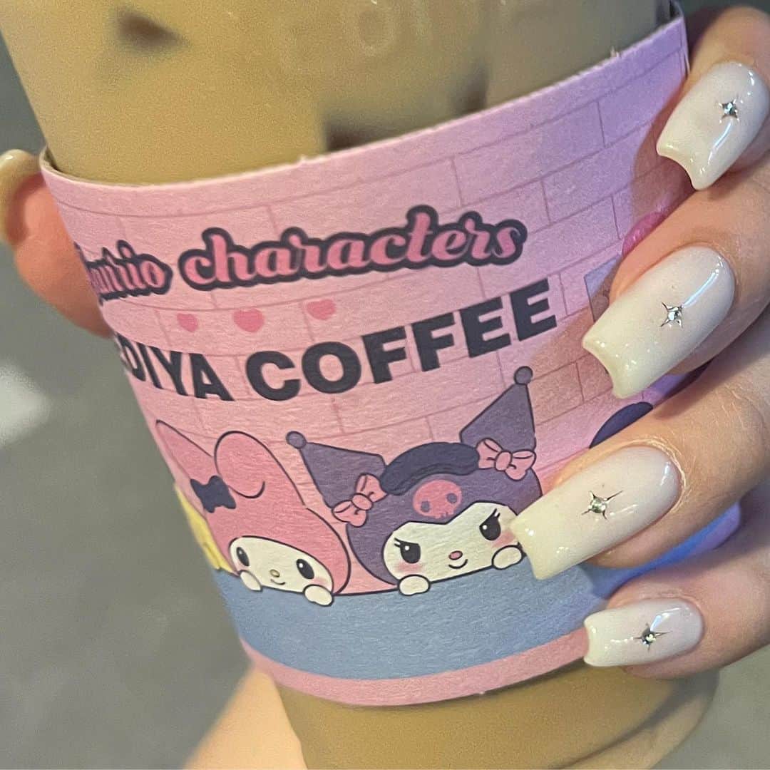 河崎みーなのインスタグラム：「. 韓国行く前にネイル可愛くしてもらったよ💞🇰🇷  シンプル可愛いのが大好き✨  いつもありがとうございます🫶🏻　@_jemiy_u  . . .」