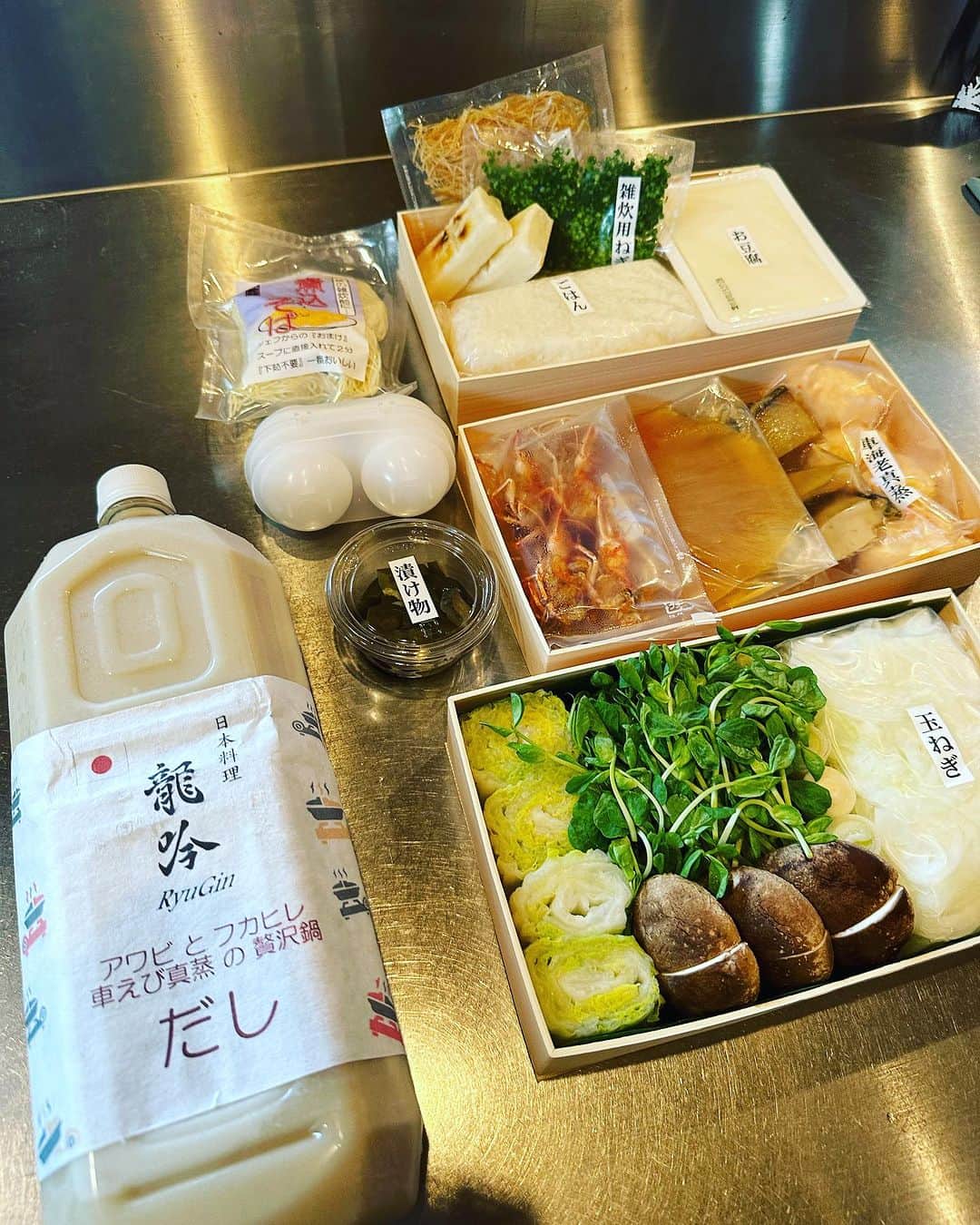 のインスタグラム：「先日自宅に届いたアワビとフカヒレ、車海老真蒸贅沢鍋❤️  コラーゲン半端ない食材で、美味すぎて死亡寸前でした🙏🙏🙏 @megumi_kanzaki 恵さま、ご馳走さまでした❤️ さすがのお味でした❤️💯  #日本料理流吟」
