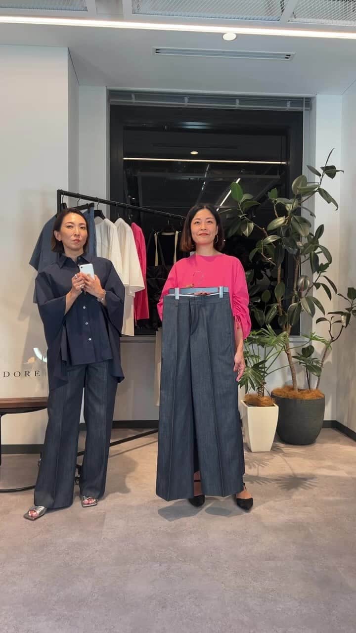 高橋志津奈のインスタグラム：「ADOREさんのインスタライブ❤︎ 夏から秋へ着回せるアイテムがたくさん🤭可愛いので是非見てね😊😊😊」