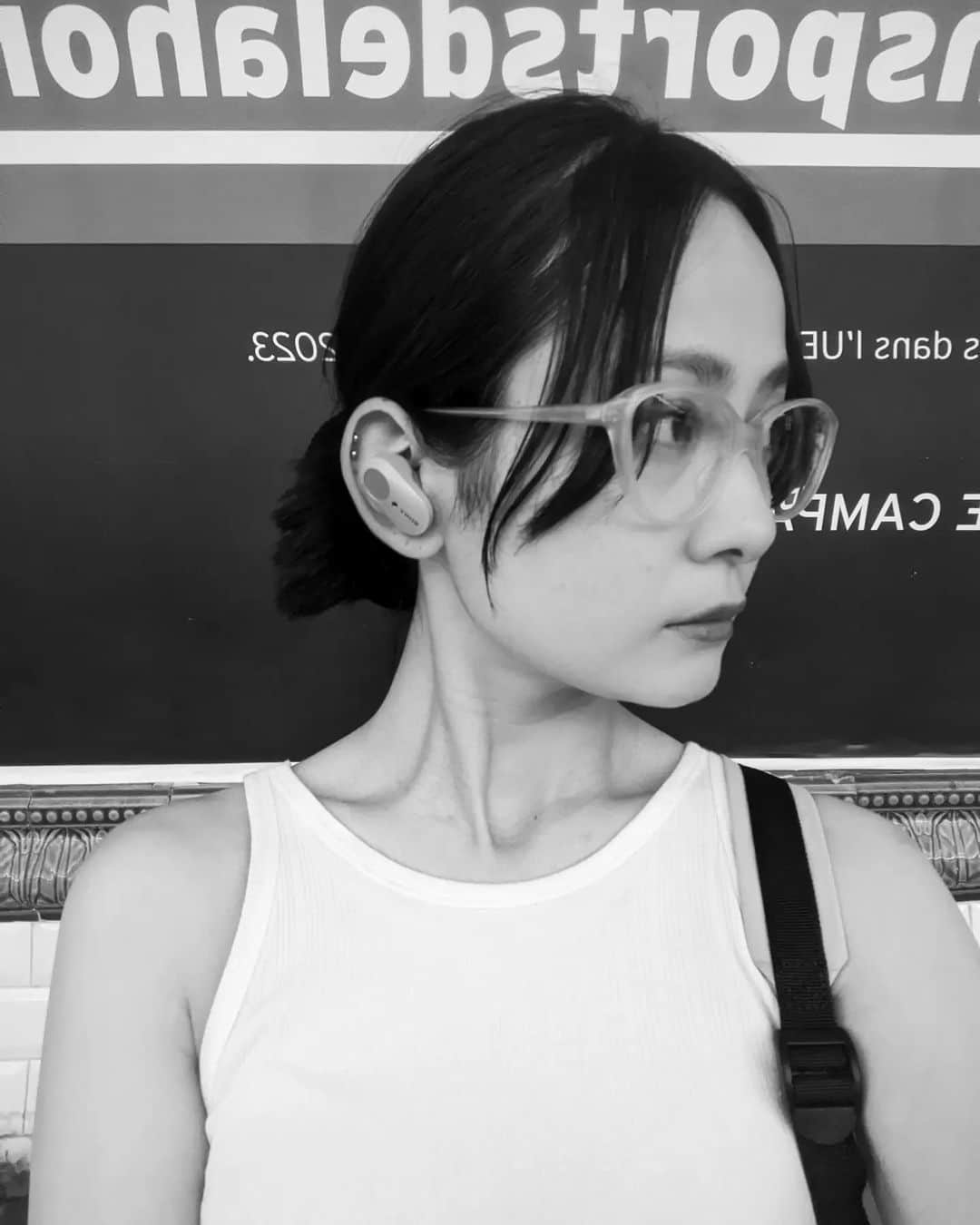 小川琴美のインスタグラム：「1. パリで買ったばかりの60's眼鏡がお気に入り　本当に行きたかったビンテージの眼鏡屋は閉まっていたので代わりに近くにあったおじいちゃんが一人でやってたところで買った　おじいちゃんが優しいから買う意味がある  2.フリフリのバッグ　アップサイクル素材って今こんなに素敵な感じなんだと知る　@operasport___   3.酒飲み海賊　パリの壊れたドライヤーが物語る自然乾燥のボサボサ髪、すっぴん、極めつけに同じくパリで買ったださめのTシャツ　でもこんなに笑顔だから良いと思う  4.銀座で美味しいナチュールワインのお店を見つけた　何より料理が美味しいのでまた行く　(カップルばかりの店に酒飲み二人で行ってしまった)  5.ドイツのフラットで作ったディナー　アメージングナイト  6.旅のお供はGR  7.旅のお供はGR Part2  8.さいたまと東京の境目にいた、KAWAII  9.撮影　オフショ　データ楽しみ  10.これがギルティープレジャーでなければ、人は何をギルティープレジャーと呼ぶ？ファイブガイズは最高のバーガーショップ」