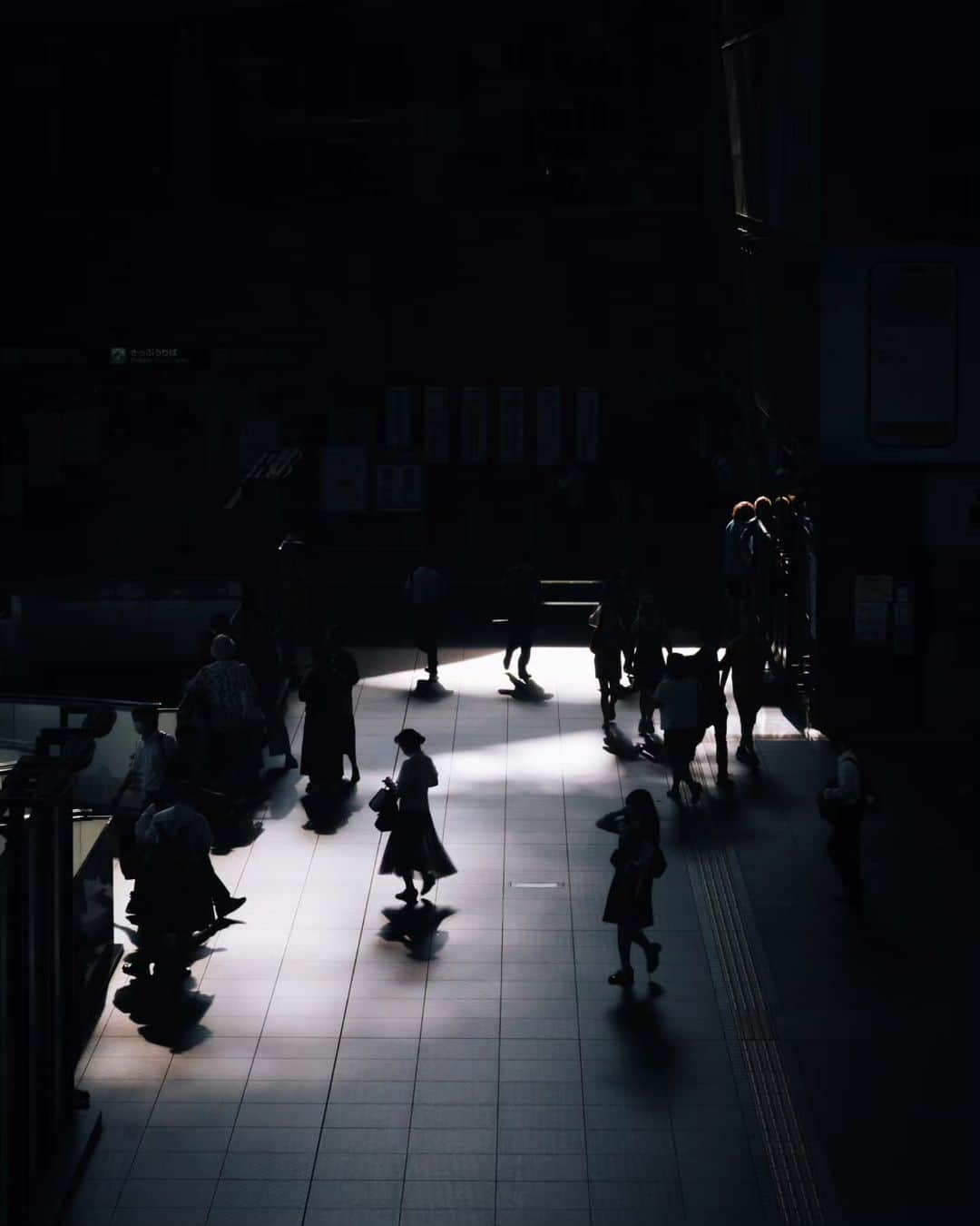 Takashi Yasuiさんのインスタグラム写真 - (Takashi YasuiInstagram)「commuters in Kyoto #USETSU  #TakashiYasui #SPiCollective #filmic_streets #ASPfeatures #photocinematica #STREETGRAMMERS #street_storytelling #bcncollective #ifyouleave #sublimestreet #streetfinder #timeless_streets #MadeWithLightroom #worldviewmag #hellofrom #mediciism #reco_ig」7月11日 21時13分 - _tuck4