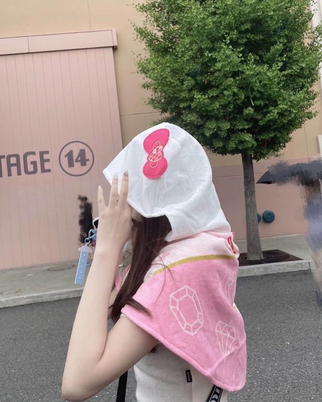 山﨑夢羽のインスタグラム：「． ドラちゃんに会えてしあわせ🥰   #BEYOOOOONDS #ユニバ #usj   #ツーショ撮り忘れた #ハリドリガチ勢  #雨 #でした #でも #楽しかった」