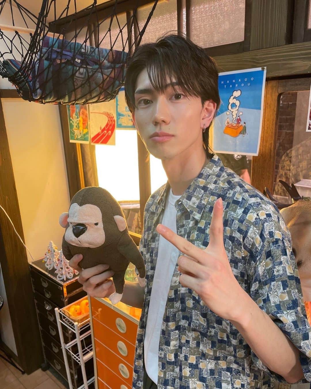 樋口晃平のインスタグラム：「NHKドラマ「ラフな生活のススメ」にゲストで出演してます  本日23:00〜NHK総合にて放送です！見てね~☺︎  写真はJO1の豆原くんと🫶🏻」