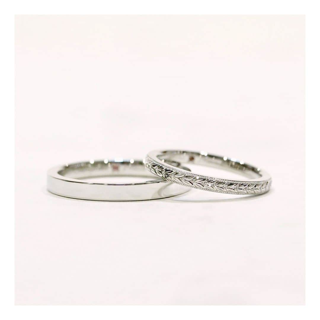 ith / イズ オーダメイド結婚指輪さんのインスタグラム写真 - (ith / イズ オーダメイド結婚指輪Instagram)「男性は “シンプルなほど結婚指輪らしさを感じられる” と仰り、装飾を省いたデザインを選ばれました。  ゆくゆくはネックレスとして着けようかなと、将来も見据えていらっしゃいましたね。  女性はWEBで検索したときから、この月桂樹の彫り模様に魅力を感じてくださったそうです。  全周に彫り模様が施されているので、指輪が回っても気にならないところも、特に気に入ってくださいました。  ▽ 指輪について 結婚指輪(男性)：クアトロ Pt950：120,000円〜  結婚指輪(女性)：エルバ P950：139,000円〜  お問い合わせコード：22830  *********************************** ⧉ ith 公式WEB  @ith_marriage アカウントTOPへ 　 ☞ プロフィールURLをタップ  ⧉ 公式ハッシュタグ   ☞ #イズマリッジ   ⧉ 暮らしに寄り添うジュエリー  ith online store ☞  @ith_jewelry   ***********************************  #結婚指輪 #マリッジリング  #月桂樹 #彫り模様 #柏 #カスタマイズ #オーダーメイド #オーダーメイドリング #手仕事 #結婚指輪オーダー #アトリエ #プラチナ #シンプル #ミル打ち #結婚指輪探し #結婚指輪選び #指輪選び #指輪探し #結婚準備 #婚約 #プロポーズ #プレ花嫁  #花嫁準備 #2023秋婚 #2023冬婚  #2024春婚 #2024夏婚 #職人」7月11日 21時15分 - ith_marriage