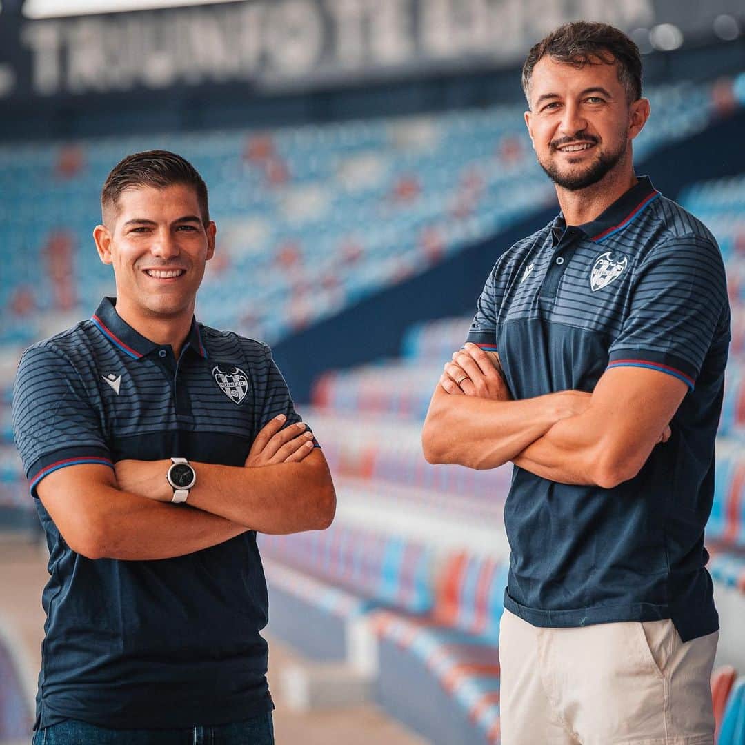 レバンテUDのインスタグラム：「🔵🔴 Álvaro Del Moral (@alvarodelmoral) dirigirá al Atlético Levante UD junto con Héctor Rodas (@hectorrodas5)  #OrgullGranota 🐸 • @grupomarcosautomocion @macron @sesderma @baleariaferry @amstel_es @cocacola_esp」