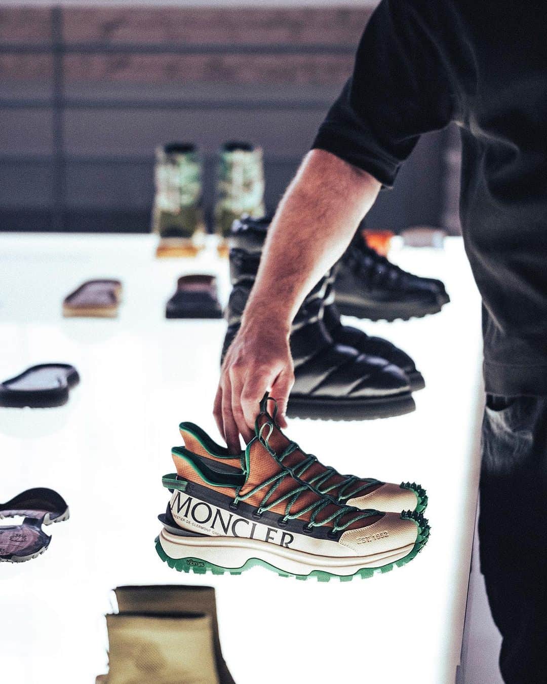 モンクレールさんのインスタグラム写真 - (モンクレールInstagram)「Studio Ascenti 2023: The open-format experiential space for Moncler footwear lands in Paris to share the brand’s next chapter of design.   Photography by @techuntermagazine   #MonclerStudioAscenti #MonclerTrailgrip」7月11日 21時17分 - moncler