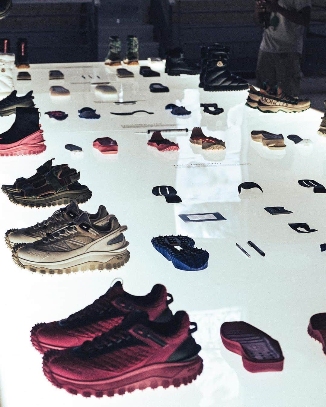 モンクレールのインスタグラム：「Studio Ascenti 2023: The open-format experiential space for Moncler footwear lands in Paris to share the brand’s next chapter of design.   Photography by @techuntermagazine   #MonclerStudioAscenti #MonclerTrailgrip」