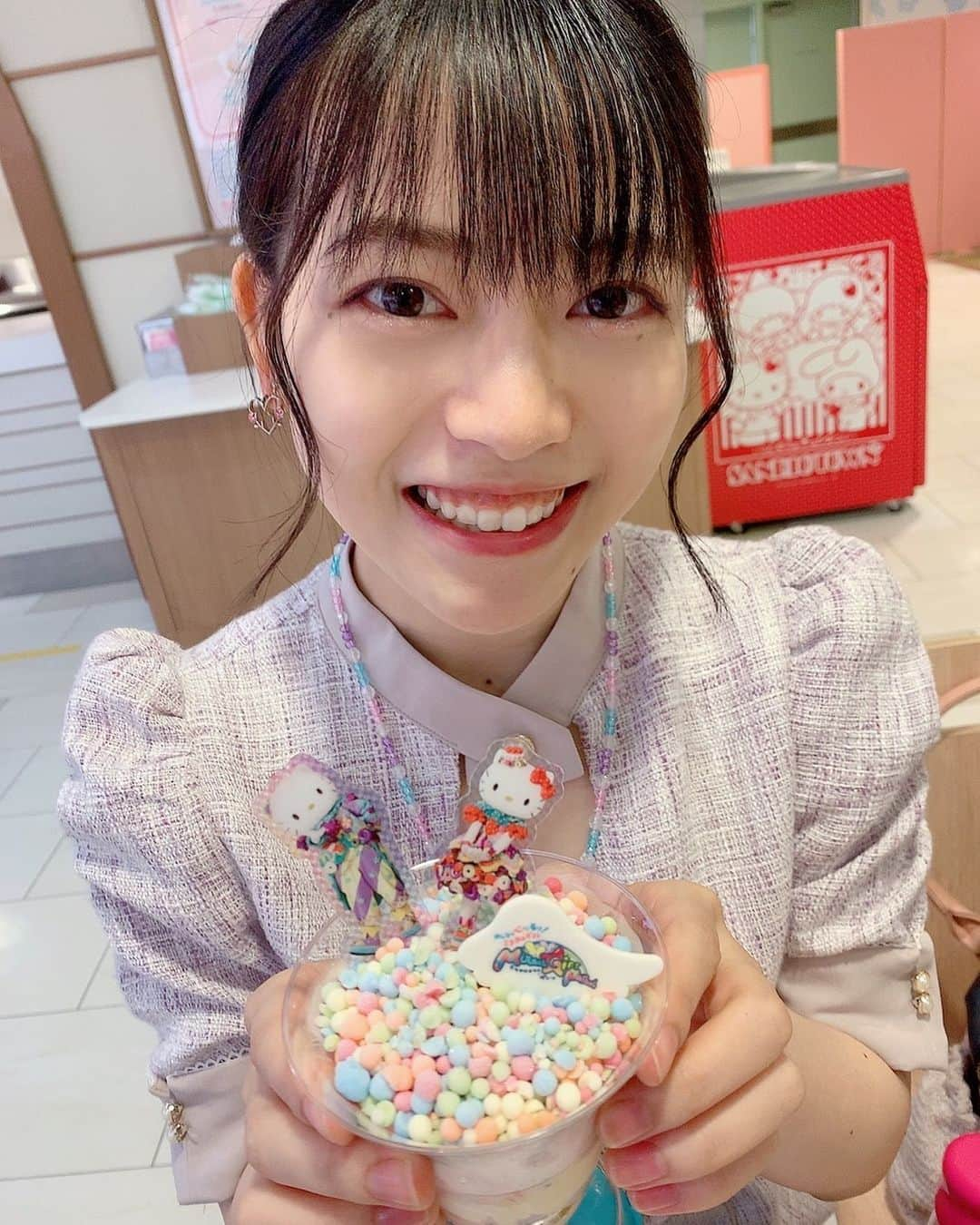 高岡薫さんのインスタグラム写真 - (高岡薫Instagram)「ミラクルギフトアイス美味しかった🍨キティちゃんとダニエルゲットだぜ！  #サンリオピューロランド #sanriopuroland #ミラクルギフトパレード #スウィートパーラー #ハローキティ #ディアダニエル #アイス」7月11日 21時17分 - kaorumba1129