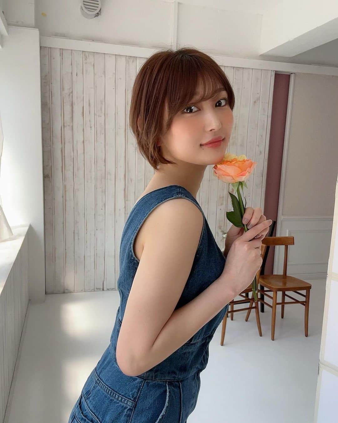 志田愛佳さんのインスタグラム写真 - (志田愛佳Instagram)「お花の持ち方はいつもわからない🌼」7月11日 21時29分 - manaka.shida.98
