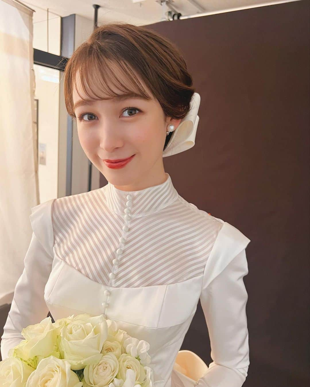 竹本実加のインスタグラム：「Wedding book様の30周年号 ドレス大特集号にて 神4ブランドドレスというタイトルの中で 藤井サチちゃんのヘアメイクを 担当させていただきました💕 ⁡ 緻密な計算で仕立てられた ノーブルで上品な @emarie_wedding ⁡ 可愛いの中にスタイリッシュが隠れた @eliesaabbridal ⁡ 素敵に着こなす 藤井サチちゃんが本当に可愛くて メロメロ、、、🥺 ⁡ ⁡ ドレスを探している全花嫁様に見ていただきたい 全ページ、素敵なドレスの大図鑑のような 特別号です📖 是非書店にてお手に取ってみてください！ ⁡ ⁡ 𓂃𓈒𓂂𓏸 ⁡ 𝑺𝒑𝒆𝒄𝒊𝒂𝒍 𝒕𝒉𝒂𝒏𝒌𝒔！ ⁡ @sachi_fujii_official @emarie_wedding @hotelwedding ⁡ ⁡ ⁡ ⁡ #ウェディングブック #30周年おめでとうございます ⁡ ⁡ ⁡ ┈┈┈┈┈┈┈┈┈┈┈ 𝕊𝕔𝕙𝕖𝕕𝕦𝕝𝕖 🗓 ┈┈┈┈┈┈┈┈┈┈┈ ⁡ 週末空き状況 ※7.11更新  30(土)空きが出ました✨ ⁡ ⚫︎予約は一年前の1日より受付けております。 ⚫︎土日祝のロケーションフォト希望は 3ヶ月前より予約可能です📸 ⁡ ⁡ 【2023】 8月…11(祝金), 13(日) 9月…9(土), 10(日), 17(日),30(土) 10月…7(土)のみ 11月…🈵 12月…3(日), 17(日) ⁡ ⁡ ⁡ ┈┈┈┈┈┈┈┈┈┈┈ ℂ𝕠𝕟𝕥𝕒𝕔𝕥 💫 ┈┈┈┈┈┈┈┈┈┈┈ ⁡ ▶︎京都和装ロケーションフォト @mydresser.kyoto にて👘⛩ ⁡ ▶︎お問い合わせは @mydresser.bridal の プロフィールリンクより💁🏻‍♀️ ⁡ ⁡ #挙式ヘアメイク #お色直し #ブライダルヘアメイク #ヘアメイクリハーサル #外注ヘアメイク #持ち込み美容 #持ち込みヘアメイク #挙式ヘアメイク #披露宴ヘアメイク #ロケーションフォト #海外ロケーションフォト #前撮り #後撮り #前撮りヘアメイク #東京駅前撮り #丸の内前撮り #京都前撮り #和装ロケーションフォト #和装ヘアメイク #関西ヘアメイク #艶肌メイク #結婚準備」