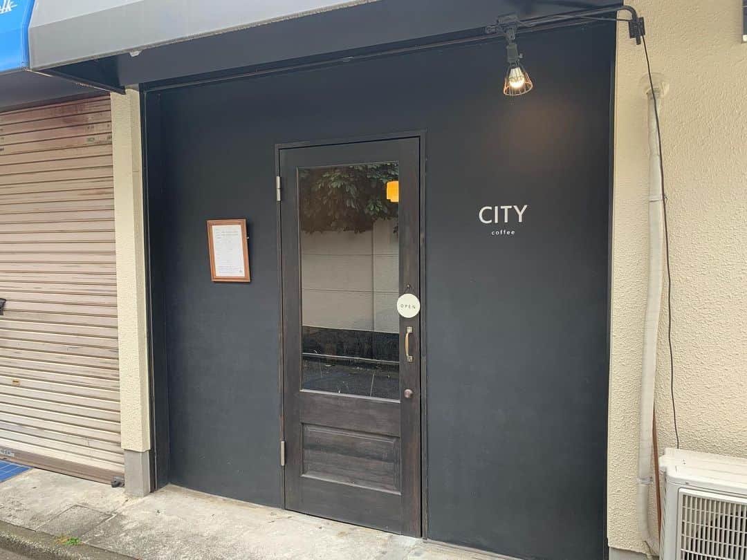 のインスタグラム：「＂CITY＂(#高円寺) 久しぶりに行ったら浅煎りもあった。相変わらずおしゃれ。 #コーヒー #珈琲 #コーヒースタンド #コーヒー大好き #カフェ #カフェ巡り #カフェ部 #カフェ散歩 #喫茶店 #喫茶部 #cafe #cafetime #cafestagram #cafeculture #cafelife #coffee #coffeetime #coffeeshop #coffeebreak #coffeelove #coffeelovers #coffeeculture #coffeelife #coffeeholic #coffeeshopvibes #tokyocafe」