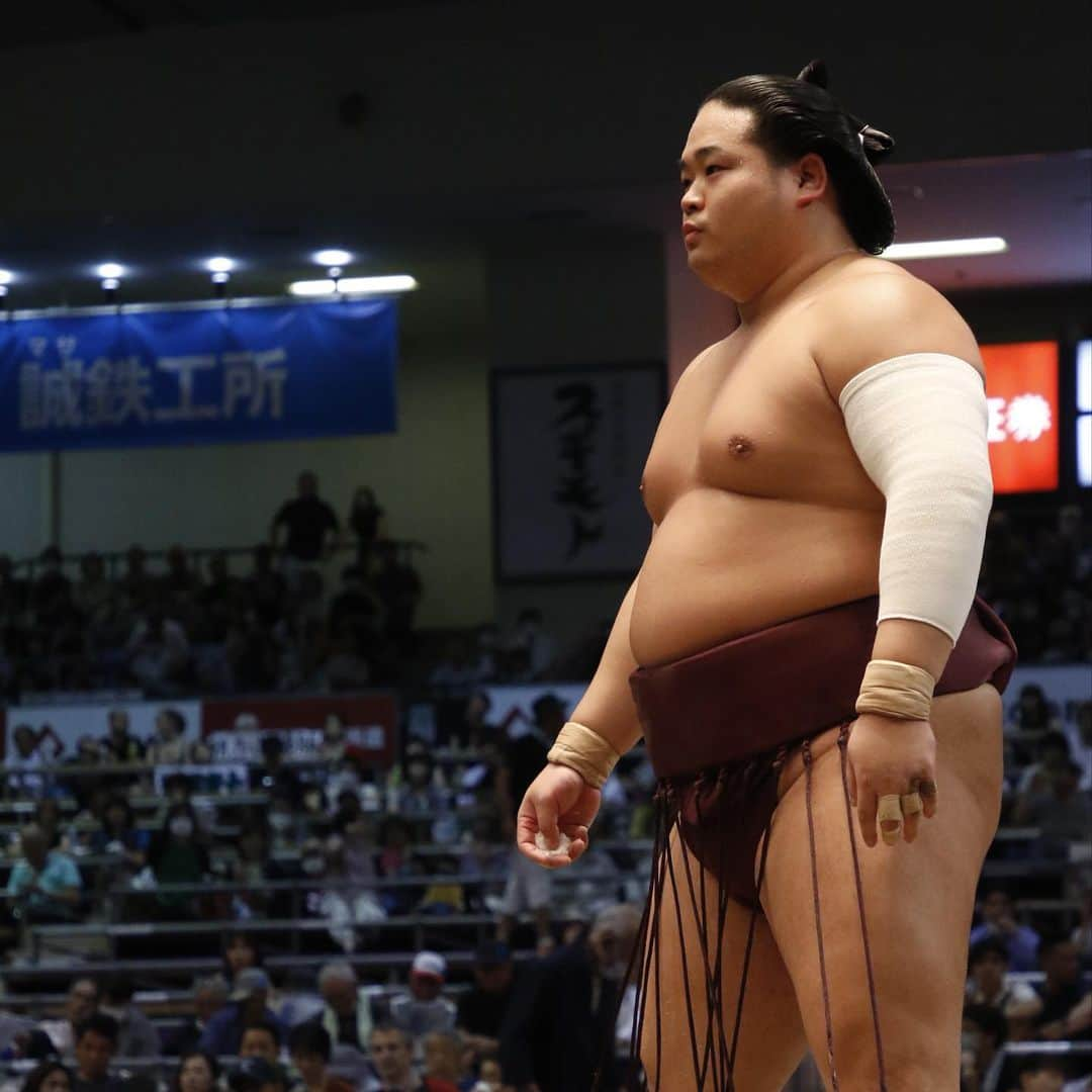 日本相撲協会さんのインスタグラム写真 - (日本相撲協会Instagram)「大相撲名古屋場所三日目！ 西前頭筆頭の#翔猿 が横綱 #照ノ富士 を破り、自身2度目の金星を挙げる。 幕内ここまで3戦全勝は#大栄翔 #錦木 #髙安 #錦富士 #豪ノ山 #遠藤   @sumokyokai  #大相撲 #sumo #相撲 #力士 #お相撲さん #japanphoto #sumowrestlers #japanculture  #七月場所 #名古屋場所 #ドルフィンズアリーナ #愛知県体育館 #正代 #翠富士 #妙義龍」7月11日 21時24分 - sumokyokai