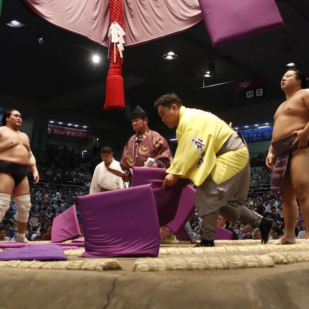 日本相撲協会さんのインスタグラム写真 - (日本相撲協会Instagram)「大相撲名古屋場所三日目！ 西前頭筆頭の#翔猿 が横綱 #照ノ富士 を破り、自身2度目の金星を挙げる。 幕内ここまで3戦全勝は#大栄翔 #錦木 #髙安 #錦富士 #豪ノ山 #遠藤   @sumokyokai  #大相撲 #sumo #相撲 #力士 #お相撲さん #japanphoto #sumowrestlers #japanculture  #七月場所 #名古屋場所 #ドルフィンズアリーナ #愛知県体育館 #正代 #翠富士 #妙義龍」7月11日 21時24分 - sumokyokai