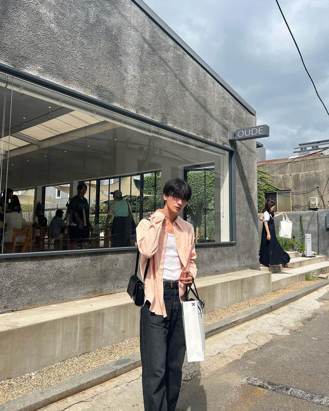 松下剛輝さんのインスタグラム写真 - (松下剛輝Instagram)「韓国で買った瞬間にきちゃったシャツかわいい🇰🇷 ソンスおしゃれなカフェありすぎてどこ入っても当たりでまたすぐ行きたい  Seongsu has too many nice cafes.」7月11日 21時25分 - go_kkki_
