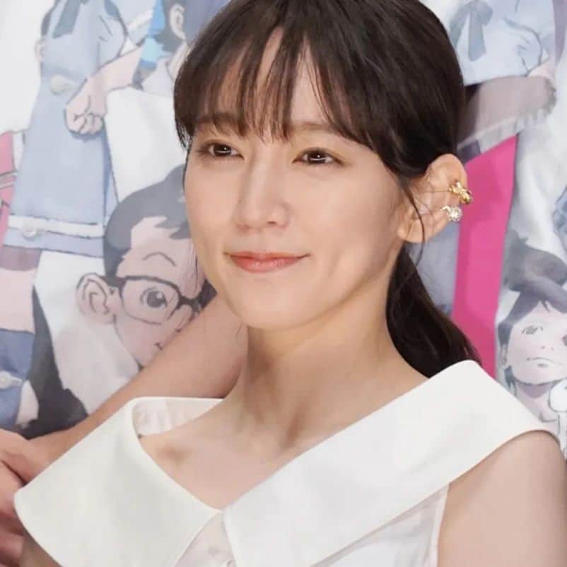 のインスタグラム：「里帆ちゃん、りほらーの皆様今日も１日お疲れ様でした！(*´ー｀*)  大雨が嘘みたいにカラッと晴れててね  昨日の災害が嘘みたいに｡。  人生とはとかゆー簡単な言葉ではまとめれんけど  嘘みたいに晴れたんよね  ちなみに久留米の従兄弟の家は水没寸前まで行ったみたい｡。  福岡市内は毎度大丈夫｡。  #吉岡里帆 #吉岡里帆かわいすぎ #吉岡里帆ちゃん」