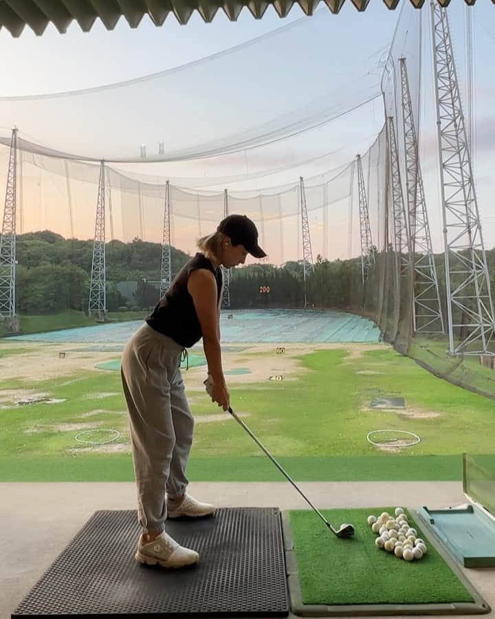 のインスタグラム：「. . 夕暮れの練習好き。  正面しっくり来ないけどスローで🫢  #golf #ゴルフ」