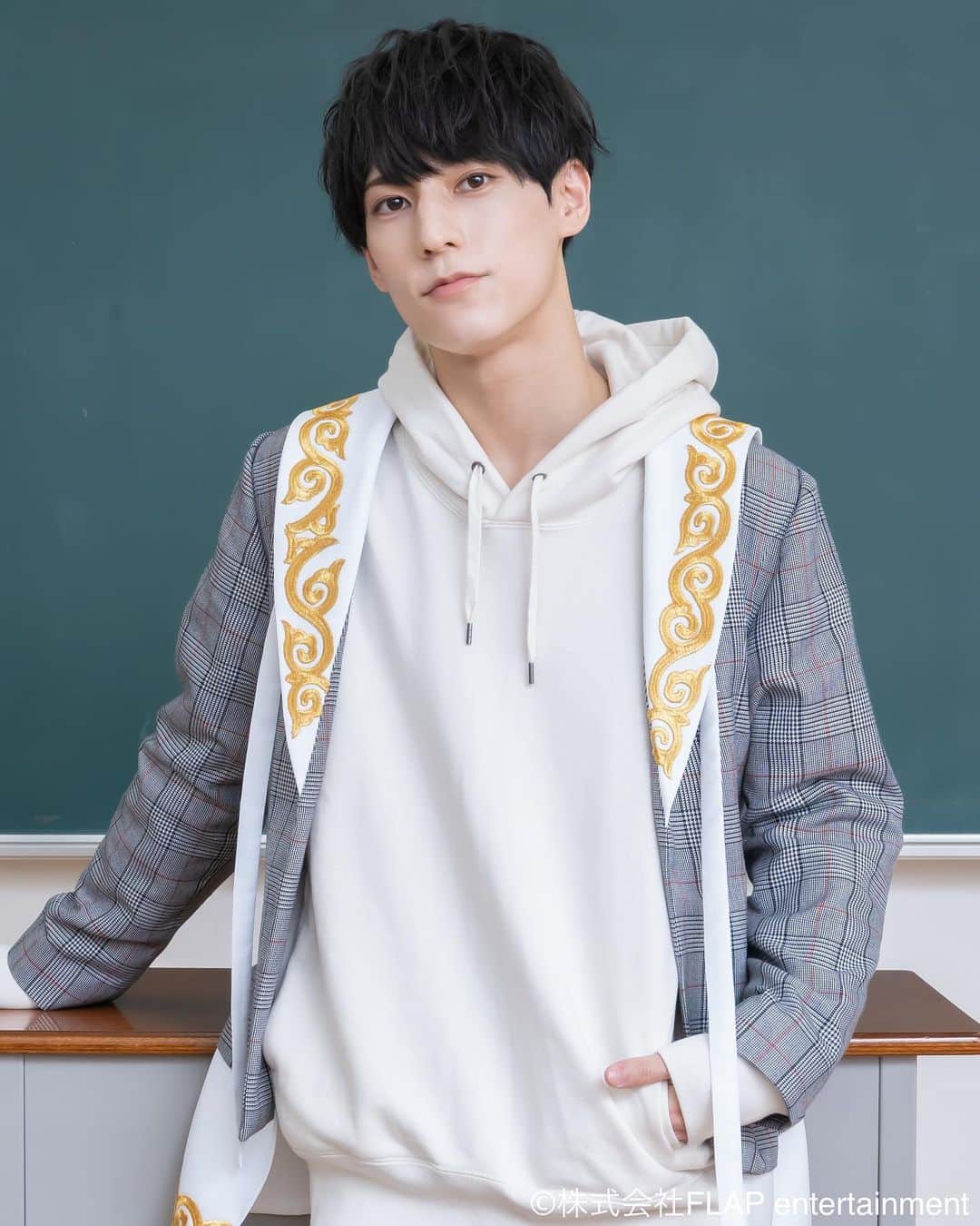 のインスタグラム：「8月12日(土) 赤羽ReNY alphaという場所でデビューし「禁断の方程式」というアイドルグループのメンバーの1人になります、福田佑亮です。  今日この発表をするまでは何も言わず、TikTokのアカウント名は「アイドルデビュー見守り隊」の動画に自分が写っていたことで、応援してくださる方を、すごく不安な気持ちにさせてしまい本当に申し訳ございません。 そしてTikTokの「アイドルデビュー見守り隊」なのですが、諸事情により、最後まで動画を投稿することができなくなりました。エンターテイメントとして、1つの作品として、見せていきたかったもの、最後までお見せすることができず本当に申し訳ございませんでした。  改めて今日やっと自分の気持ちをお話しすることができます。良かったら聞いてください。  心の病が回復するにつれて自分はやっぱりエンタメというのが好きでした。シンガーソングライターとして音楽を始めたこの2年目、応援してくださる方とずっと自分のペースで音楽をやっていけたらいいと思っていたのですが、やっていくにつれて気持ちが変わり、挑戦していきたいことが増えていきました。そして応援してくださる方に、もっと違う自分を見せていきたいという気持ちが出てきました。  決意するまで沢山悩みました。心配が増え何度もこの話はお断りさせていただきました。けどまだこんな自分にも色んな可能性があると言ってくださる方がいました。その方の言葉が少し自信に繋がり、この「禁断の方程式」というアイドルグループを自分の全てを賭けて挑戦してみたいという決意になりました。  自分の勝手なわがままで沢山の人に嫌な思いや、不安、ご心配をお掛けしています。自分の存在自体が迷惑を掛けています。それでもこの「禁断の方程式」を自分の最後のチャレンジにしたく思います。  「禁断の方程式」は、すごくすごくアイドルです。福田佑亮がやってきた音楽のジャンルとはまた違う姿があり、挑戦していきたい気持ちとは別に、どうしても拭えない不安もあります。それはもうやってみなきゃわからないです。  そのため一緒にやっていくメンバーやスタッフさんには自分の気持ちを分かって貰っているうえで、「禁断の方程式」での僕の活動は全力の1年とさせていただきます。「禁断の方程式」というアイドルグループがどのような道を歩んでいくのかは、まだわかりませんが、もし1年後、自分の納得いく形になっていなかったら、自分が今やっているソロでの活動も含めて全部辞めたいと思っています。  そのくらいの気持ちでアイドルをさせていただきます。たくさんの人に不安な思いをさせて、嫌な思いをさせて、そのくらいの覚悟じゃ済まされないこと承知の上ですが、8月12日からはアイドルグループ「禁断の方程式、福田佑亮」ソロシンガーでの「福田佑亮」として、1年全力で活動させていただきます。  頑張ります。だけの言葉じゃ伝えきれないです。もっと伝えたいことがあります。けどその言葉は是非直接お会いして伝えたいです。 もし良かったら8月12日(土)開催の「禁断の方程式デビューライブ」見に来てください。 楽曲やダンスすごく可愛くてメンバーもみんなとっても可愛い子達ばかりです！！どうかどうか見に来てもらえると嬉しいです。 そしてこの1年応援してもらえたら何よりも嬉しいです。複雑な気持ちにさせてしまったかもしれませんが、また夢を見つけて追いかけるチャンスを自分と一緒に作ってほしいです。応援して良かったって思ってもらえるよう、精一杯やりますのでよろしくお願いします！  ps.「禁断の方程式」には教科担当があります。僕は保健体育です！メンバーカラーもあって白になります！  若い子達に負けないよう一生懸命ついていきますので、どうか自分の授業受けてもらえたら嬉しく思います📕なんてね……」