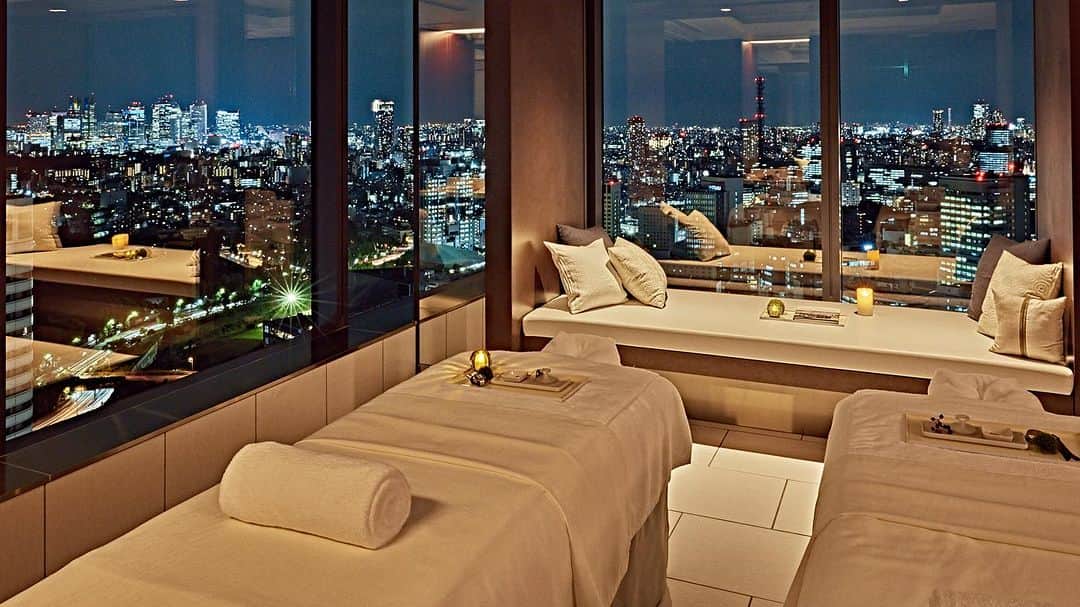 のインスタグラム：「【Spa Indulgence〜神宮外苑花火大会鑑賞ステイ〜】  8月12日(土)は神宮外苑花火大会。  当ホテルでは「SPA KIOI by SWISS PERFECTION」のスパスイートルームで、人気のトリートメントと花火を楽しめる1室限定の特別プランをご用意しております。  エイジングケアの最先端技術を集結させた真のスイス製植物セルラー化粧品「スイスパーフェクション」を使用した全身トリートメントに癒されたあとは、真夏の夜空に浮かぶアートをお楽しみください。  【Spa Indulgence - Jingu Gaien Fireworks Viewing Stay】  Jingu Gaien Fireworks  will be held on, August 12.  We are offering a special plan limited to one room to enjoy popular treatments and fireworks in the spa suite room of "SPA KIOI by SWISS PERFECTION".  After being healed by a full-body treatment using "Swiss Perfection," a true Swiss-made botanical cellular cosmetic product that brings together the most advanced technologies in anti-aging care, enjoy the firework in the midsummer night sky.  Share your own images with us by tagging @princegallerytokyokioicho ————————————————————— #theluxurycollection #princehotels #tokyohotel #marriottbonvoy #theprincegallerytokyokioicho  #swissperfection #赤坂見附 #ザプリンスギャラリー東京紀尾井町 #東京ホテル #ホカンス #スパ #神宮外苑花火大会 #花火大会 #スイスパーフェクション」
