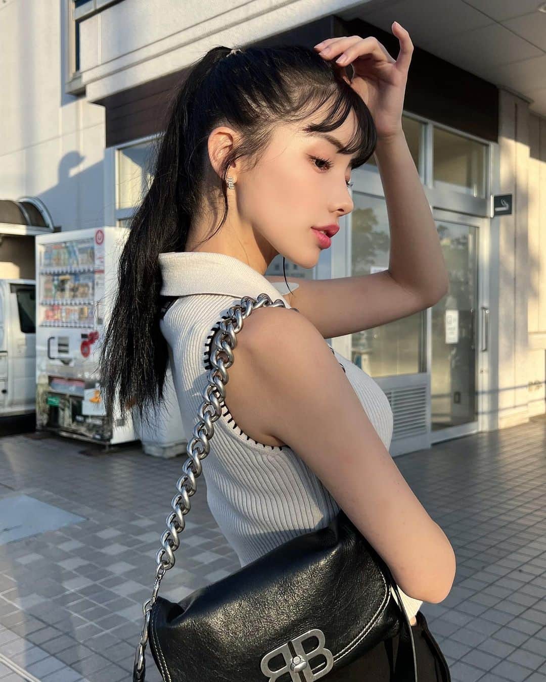 えみ姉のインスタグラム：「ㅤ ㅤ帰りに大分空港できりに コーデ撮ってもらった~~~✈️📷♡♡ ㅤ ㅤ 8月も2回お仕事で大分に帰ります♨️ ㅤ 大好きな地元大分に お仕事としてこんなにたくさん帰れることが 本当に本当に幸せでたまらないです🥲♡♡♡ ㅤ ありがとうございます😭😭😭 ㅤ みんな、大分本当最高な県やけん旅行しにきてみて♡ ㅤㅤ #大分 #大分観光 #大分旅行 #大分市 #夏コーデ #韓国コーデ #ポニーテール #miumiu #darich #骨格ストレート #ブルベ冬 #ダイエット」