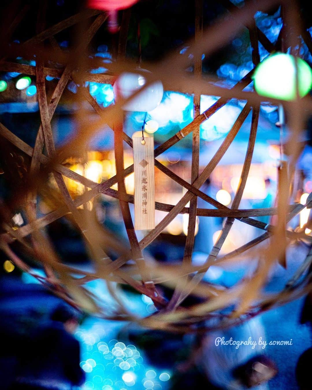 川越氷川神社さんのインスタグラム写真 - (川越氷川神社Instagram)「. 多くの皆さまに縁むすび風鈴の素敵な写真を投稿していただいております。 こちらの写真は、 @sonominnnn 様のご提供です。 ガラスでできた江戸風鈴はひとつひとつ色や形、そして昼と夜とで見え方も変わります。素晴らしい風景を写真に切り取っていただきありがとうございました。  #川越氷川神社 #縁むすび風鈴 #江戸風鈴 #ライトアップ #竹鞠風鈴 #光る川 #埼玉 #小江戸川越 #川越 #kawagoe #kawagoehikawashrine」7月11日 21時34分 - kawagoe_hikawa