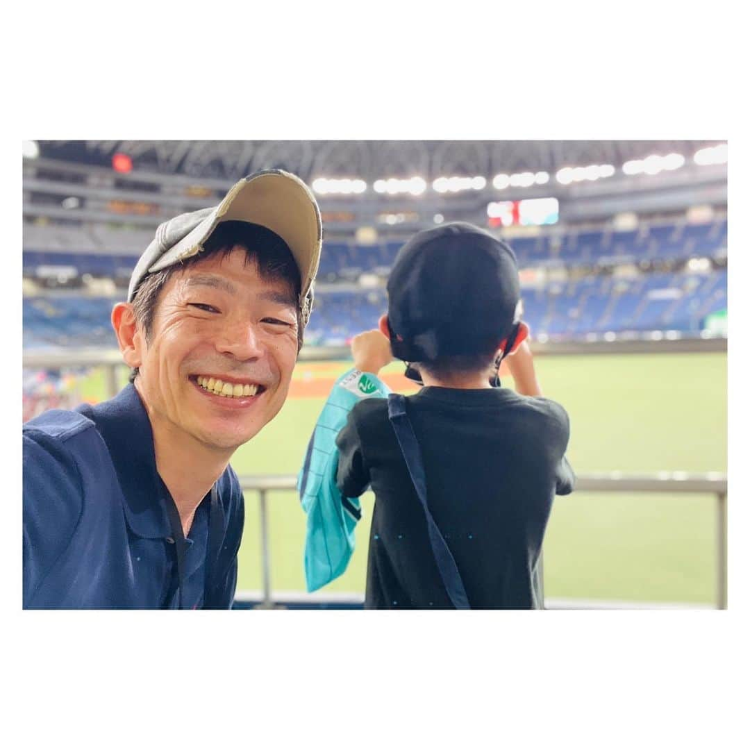 清水健さんのインスタグラム写真 - (清水健Instagram)「. 久しぶりの京セラドーム 野球観戦。  待ちに待っていたこの日、 試合には負けてしまったけれど、  七回裏からは大盛り上がり。 #ソフトバンクホークス #鷹の祭典   隣で必死にメガホンをたたき、 応援歌を願うように歌う息子。  パパ、間違えているよ！と何度も笑、 全ての応援歌を覚えた息子に指摘され、  これぐらい勉強もしてくれたら！ なんて思ったりもするけど笑、  息子の「好き」を応援できる親でいたい。  #伝える #言葉の力 #大丈夫 #感謝  #みんなと一緒に #ひとりじゃない   たとえ、上手くいかないことや悩むこと、 いろんな「何か」があったとしても、  息子の喜ぶ姿に「頑張る力」をもらい、  多くの方に助けられ、支えられ、頼り、 こうやって「ふたり」で出かけられる、  今があることに、改めて「感謝」です。 また行こうな！親子ふたり今日も明日も。  ■ 清水健／講演会・司会・出演 等 → プロフィールのURLから ご依頼は清水健オフィシャルサイト  #清水健 #アナウンサー #112日間のママ  #講演会 #司会 #出演 #多くのご依頼に感謝   -----＊-----＊-----＊-----＊-----  #柳田悠岐 #ギータファン #鷹の祭典2023  #親の喜び #息子の喜ぶ姿 #親としてできること   #シングルファザー #シミケン #堺市出身   -----＊-----＊-----＊-----＊-----  ■ 飛騨牛ギフト → @hidagyu.japan  清水健 20年来の親友との「贈り物」サイト #お中元ギフト #ギフトに最適 #飛騨牛」7月11日 21時35分 - shimizuken.official