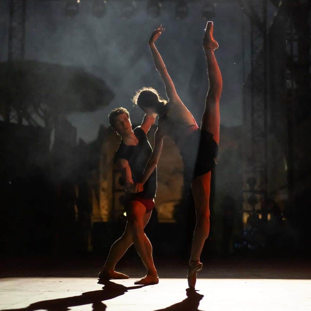 ロベルト・ボッレのインスタグラム：「Posted @withregram • @marachok Yesterday’s rehearsal at the magical Terme di Caracalla with @robertobolle ❤️  With lighting design by Carlo Cerri for the Maestro Mauro Bigonzetti’s “Caravaggio” the atmosphere is out of this world 🥹😭 Andre @dancersdiary caught these moments for us 🙏🏻 The first show of “Roberto Bolle & Friends” in Rome will begin in 7 hours 🤞🏻  Вчерашняя репетиция с @robertobolle ❤️ Удивительную атмосферу создает свет в оформлении Карло Черри и, конечно, хореография любимого Мауро Бигонцетти 🥹😭 Андрей @dancersdiary запечатлел для нас эти моменты 🙏🏻 Первый концерт в Риме в рамках тура “Roberto Bolle & Freinds” начнется уже через 7 часов 🤞🏻 @officialrobertobolle #bolletour2023 #robertobolleandfriends @opera_roma」