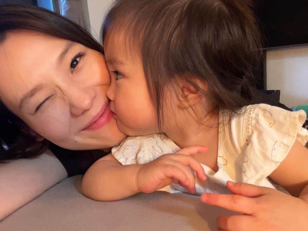 工藤采佳のインスタグラム：「33歳になりました🌷✨ 朝からたくさんのお祝いのメッセージ、 本当にありがとうございますっっ🫶🩷  誕生日は、お家で美味しいご飯を食べて、 とても幸せな時間を過ごすことができました👪🩷  いやぁそれにしても、 30代になってから1年経つのが早すぎる🤣  今年も感謝の気持ち、謙虚な心、素直な心を忘れず、 引き続き様々なことにチャレンジして行きたいと思います🔥 みなさま、どうか今後とも宜しくお願いします🙇‍♀️✨  #誕生日#アラサー#ワーママ#happy#感謝 #happybirthday#girl#kiss#ありがとう」