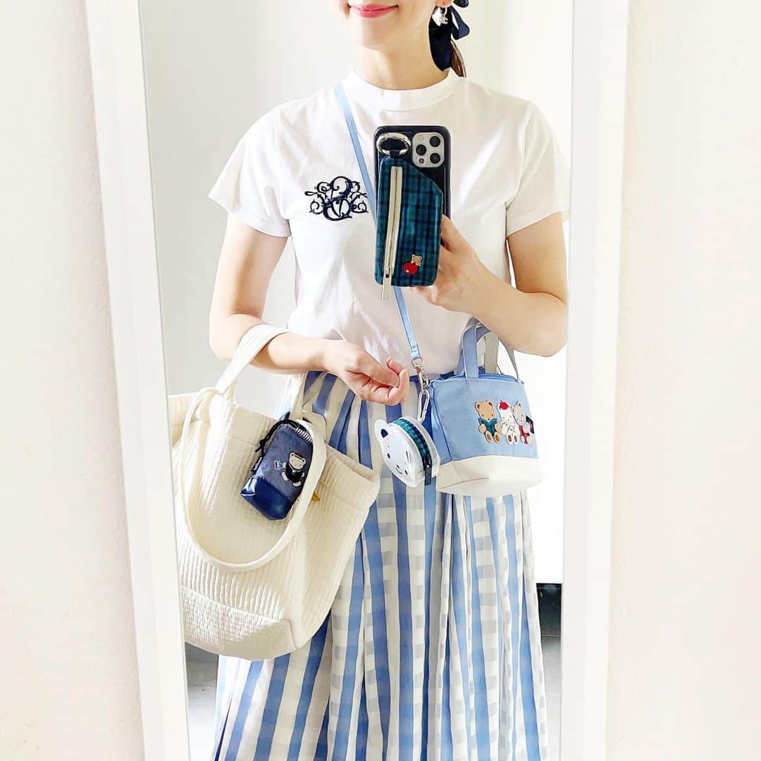 ririiiiii58さんのインスタグラム写真 - (ririiiiii58Instagram)「🤍🩵‪𓂃 𓈒𓏸  @familiar_official のカスタムバッグ まずは @seventenbymihokawahito の過去スカートと♡  数年前のアイテムは新しい小物を投入して着ると また新鮮な気持ちで着られる◡̈  #seventenbymihokawahito#seventen#セブンテン#セブンテンバイミホカワヒト#ロゴt#マキシスカート#familiar#ファミリア#ファミリアバッグ#pionunnal#ピオヌンナル#ヌビバッグ#サブバッグ#ママバッグ」7月11日 21時41分 - ririiiiii58