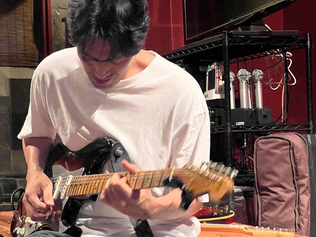 内田朝陽さんのインスタグラム写真 - (内田朝陽Instagram)「久しぶりにギターセッション会をした。 そーた！また遊ぼう #guitar #ギター #stratocaster  #ストラト #fendermasterbuilt」7月11日 21時44分 - asahi_uchida