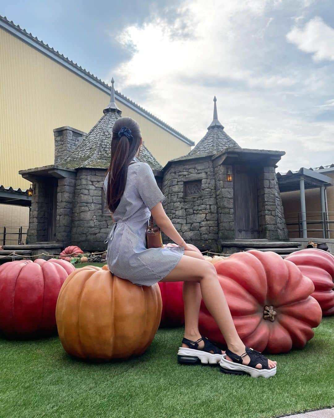 瀬階りりあのインスタグラム：「Ravenclaw 🐦‍⬛ ホグワーツに入るならレイブンクロー生になりたいと思って、青いお洋服🩵💙  シュシュはスタジオツアーのショップで買った👑  #ravenclaw #warnerbros  #ワーナーブラザーズ #ハリーポッタースタジオツアー #としまえん #アズカバンの囚人 #レイブンクロー」