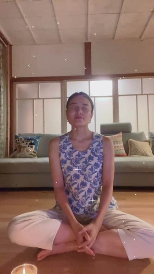 屬美於のインスタグラム：「夏の暑さを吹き飛ばせちょこっとヨガインスタライブ🐟🏖️☀️  毎週木曜日19時半〜は勝浦スタジオ 美しくなるヨガ（今月来月はお得なキャンペーン中）  毎週木曜日21時半からはオンライン美しくなるヨガクラス⭐️  7月18日20時〜スペシャルクラスキャンドル🕯️ナイトヨガ勝浦スタジ  8月12日はお盆に、朝9時から勝浦スタジオで、『ホルモンバランスを取り戻せ！』スペシャルクラス  ぜひ、帰省中のご家族のみなさんとご参加ください💓⭐️💓🧜‍♀️  #Mioyoga style #yogini  #yoga  #ナチュラルライフ #ケアが大切」