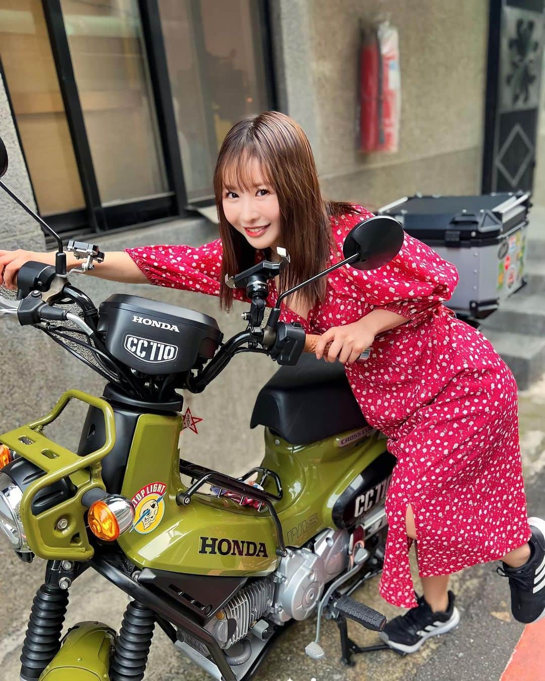 栗山莉緒のインスタグラム：「.  4月の台湾のお仕事の時！  靴がスニーカーなのはヒールに履き替え忘れたからで、髪の毛がしなしななのは私がどう頑張っても自分でセットできなかったからです❤️‍🔥  そろそろ大型のバイクの免許ほしいな、、  #台湾#バイク#中免持ってるけどバイク女子とまではいかない#🏍」