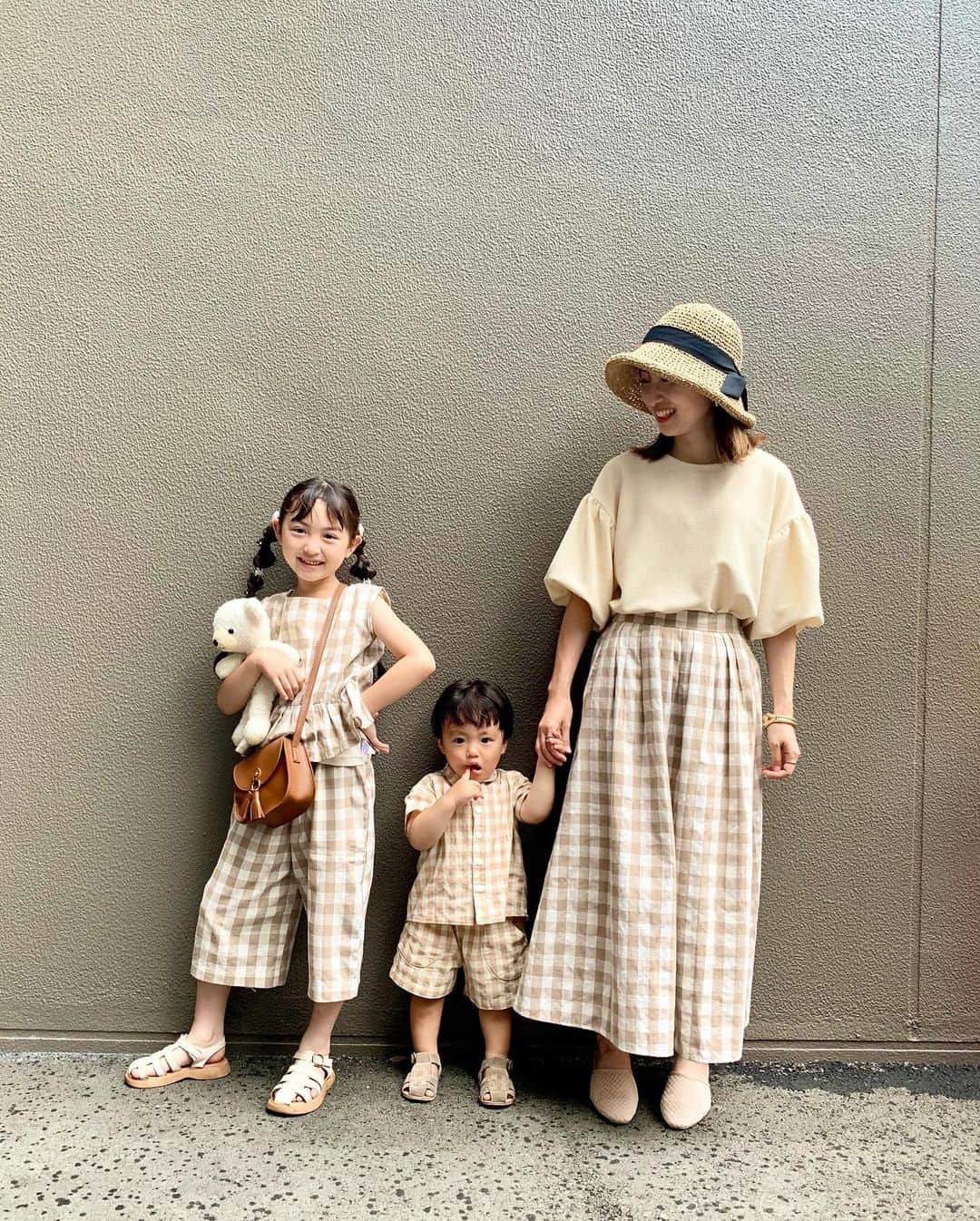 satomiのインスタグラム：「🤍🤎  ギンガムチェック親子〜☺️🫶🏻  りいなの髪型は 9対1くるりんぱのたまねぎヘア🧅  ヘアアクセサリーは #スリコ と #SHEIN です🌼  お花のミニクリップ（SHEIN）が 使いやすくて 意外と取れなくて 最近のお気に入りです😌  🧒🏻 tops / pants #handmade  sandal #バースデイ #teteatete   👧🏻 tops / pants #pairmanon  bag #しまむら sandal #shein  👩🏻 tops / hat #grshimamura  skirt #ペアマノン sandal #しまむら #talbyyumi   #7歳 #1歳6ヶ月 #生後18ヶ月 #令和3年ベビー #6歳差 #6歳差姉弟 #姉弟 #小学生 #小学2年生 #小2 #riina93linkcode #リンクコーデ  #姉弟コーデ #姉弟リンクコーデ #親子リンクコーデ #淡色コーデ #プチプラコーデ #夏服コーデ」