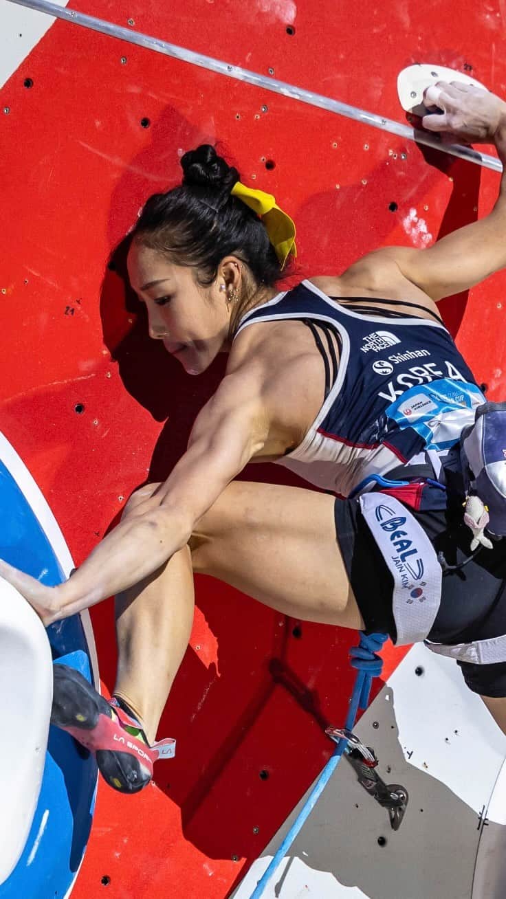 キム・ジャインのインスタグラム：「Legendary climber @allezjain 🇰🇷 added another gold medal, and another golden moment to her already impressive showcase!  🎥 @epmedias   #ifsc #sportclimbing #chamonixwc #lead #goldenmoment」