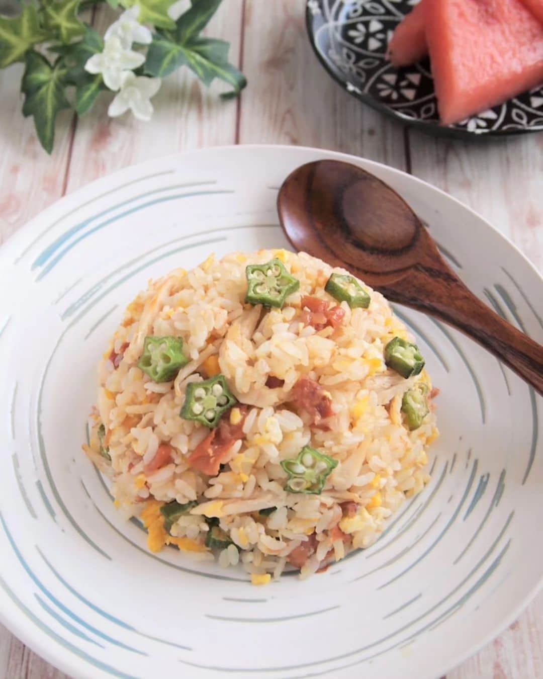 片山美紀のインスタグラム：「【レシピ投稿🍴】 関東では猛烈な暑さになっていますね。そして、まだしばらくこの暑さが続きます。  食欲が落ち、ごはんを作るのも面倒な季節ですが、簡単でさっぱりした味付けのチャーハンはいかがでしょうか？  レシピを【Nadia】に投稿しました！ https://oceans-nadia.com/user/700141/recipe/464144  よろしければ、ご覧ください。  #気象予報士#備蓄防災食調理アドバイザー#アナウンサー#片山美紀#お天気キャスター#季節の楽しみと小さな工夫#気象キャスター#四季ソムリエ#梅チャーハン #チャーハン#アラサー主婦#気象予報士のしごと#気象予報士試験#ナディア#Nadia#時短レシピ#料理好きな人と繋がりたい#ナディアアーティスト」