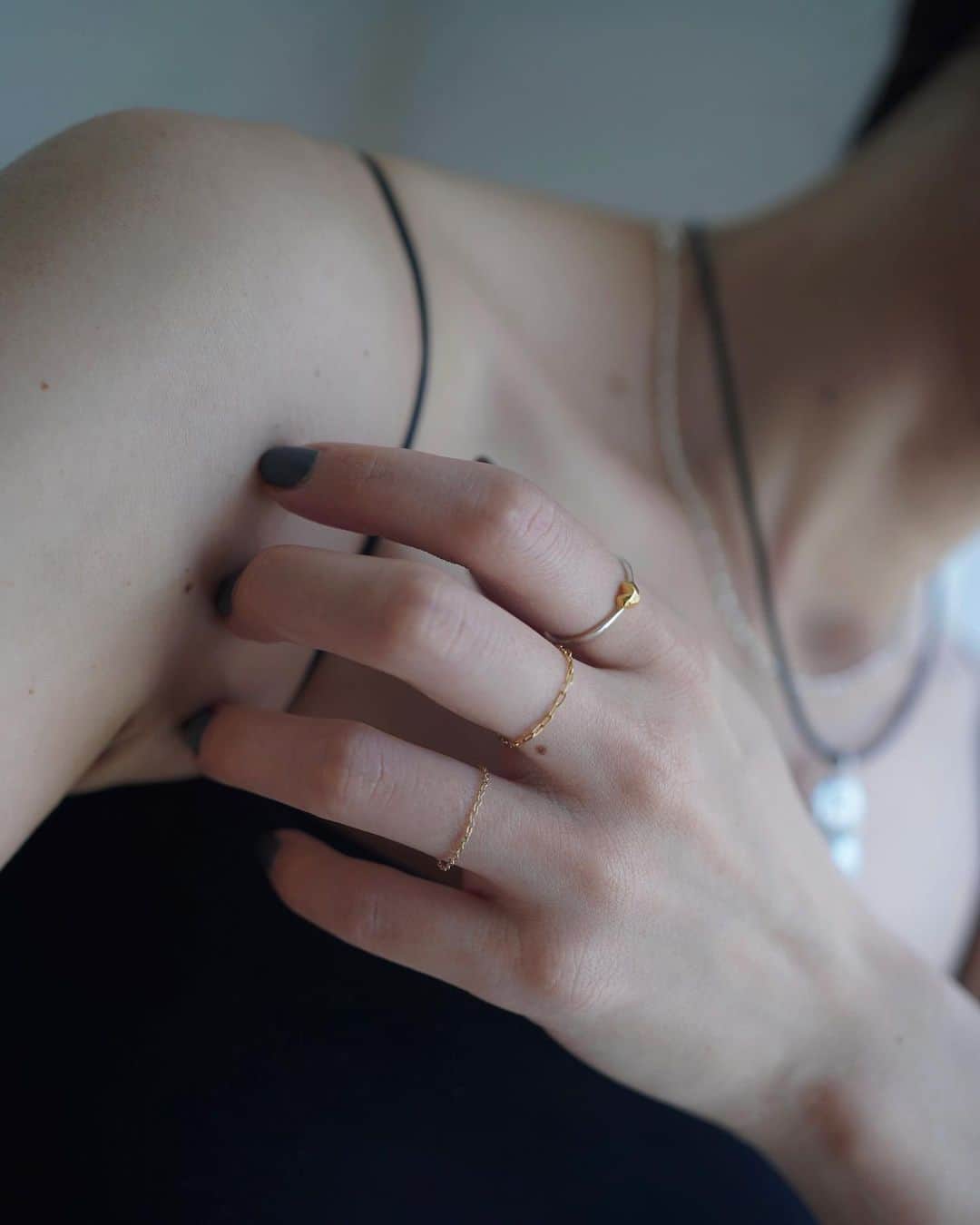 kuroneko_m4さんのインスタグラム写真 - (kuroneko_m4Instagram)「. 人差し指に付けたPetit Heart Ring よく見ると小さいハートになってるの可愛い☺️ . . 付けっぱなしでも邪魔にならないスリムサイズ感でこれから定位置になりそう。 韓国人デザイナーのハンドクラフトで愛着も湧く♡ . @jeanekathleen_official  . . . . #jeanekathleen #silver925 #silverjewelry #リング」7月11日 21時50分 - kuroneko_m4