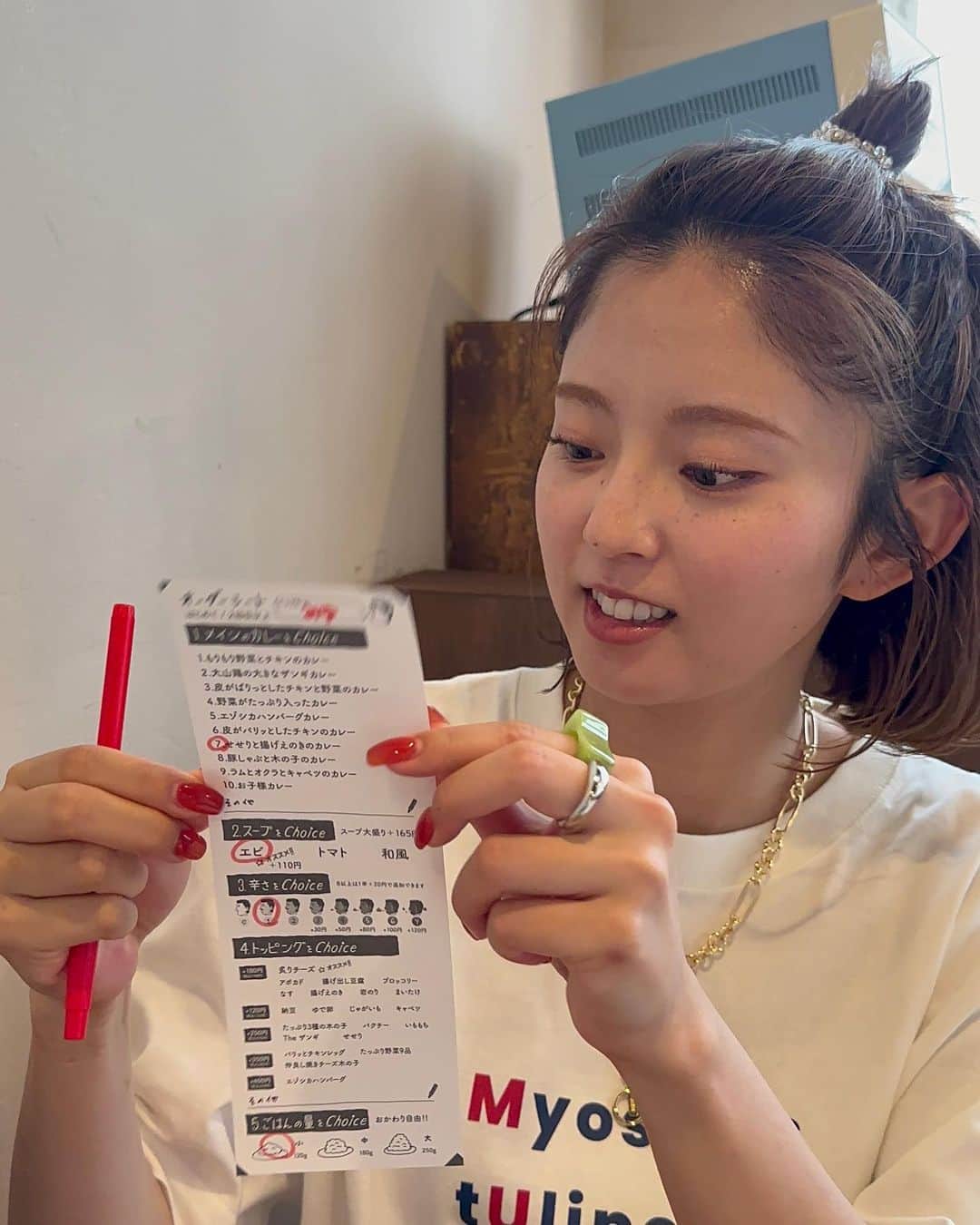 鈴本美愉のインスタグラム：「下北沢お店紹介✨ 今回は私の大好きなカレー屋さん スープカレーポニピリカ🍛  エビベースのスープが珍しく、下北沢に行ったら必ずと言っていいほど入るお店です🫶おすすめ‼︎ ぜひPOPUPついでに行ってみてね〜  そして私が身につけているTシャツ、ネックレス、リング、ヘアゴムもMuléau Marketでの発売アイテムです❤️‍🔥  今後も少しずつ下北沢のお店紹介、アイテム紹介していきます😌 お見逃しなく！」