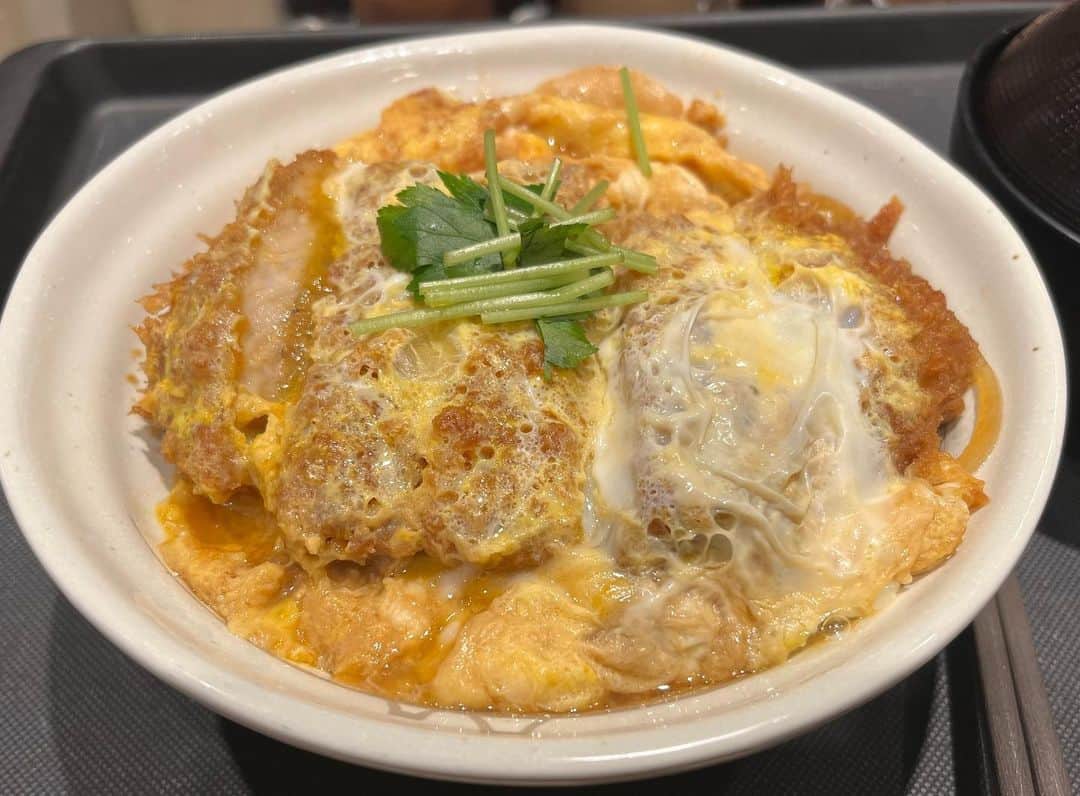のインスタグラム：「孤独のグルメ  けして裕福ではない家庭に生まれ、兄弟も多かった父は、店屋物が憧れの食べ物だったらしく、 大人になったら稼いで好きなものを好きなだけ食べてやる！と心に決め、サラリーマン時代毎日昼飯はカツ丼の出前を頼んでいたらしい。 なので僕が物心ついた時には既に嫌いなメニューになっていた。 ハマりすぎやんw 食べるたびに思い出すエピソード。 #やまだひさし #ラジオ #DJ #グルメ #カツ丼 #日本」