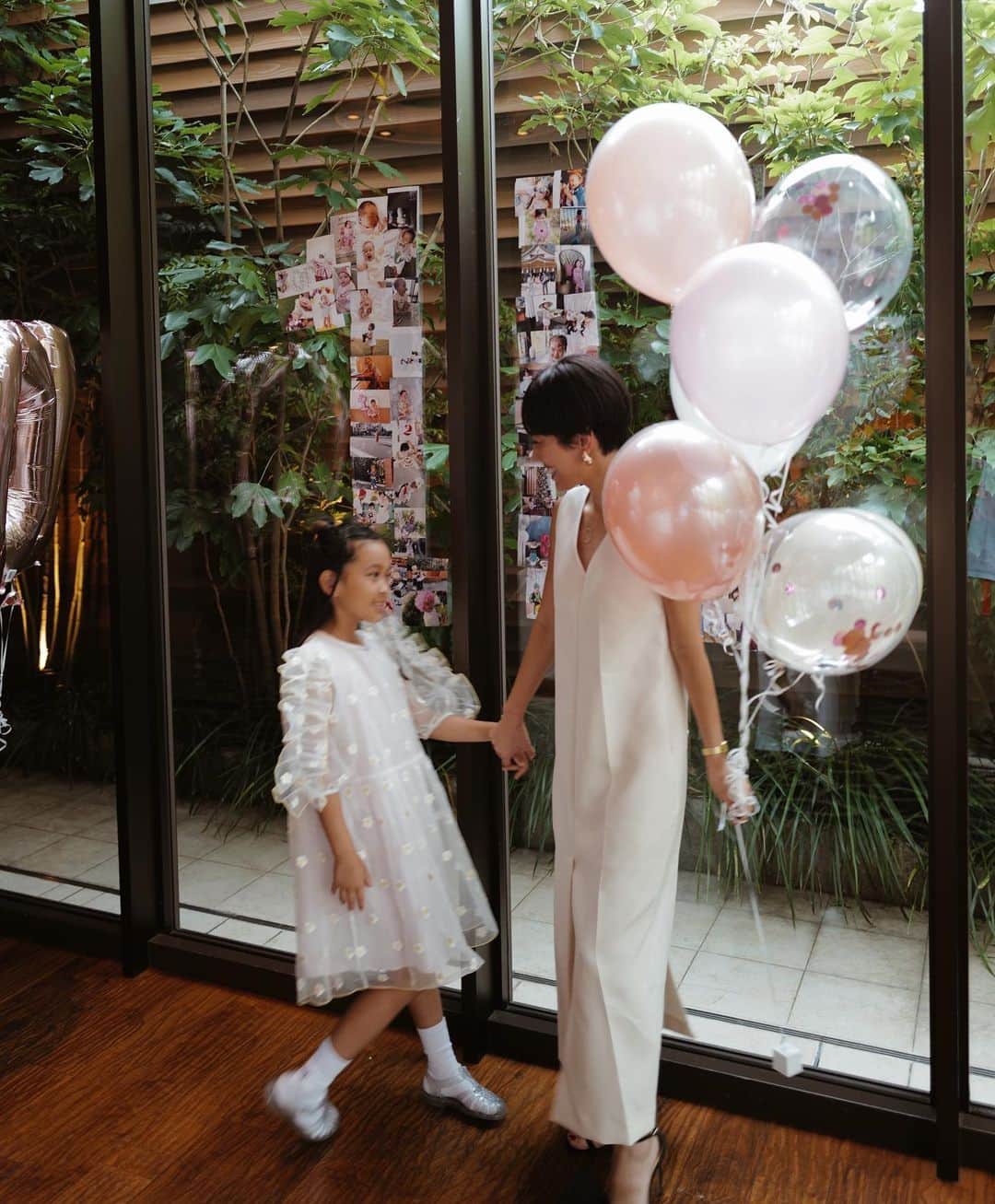 正中雅子のインスタグラム：「7/2に娘が10歳になりました🎂👑  今までのどのお誕生日より お誕生日前から何とも言えない気持ちでした🥺  もう10歳だなんて🥺  いつも思いやりがあって優しい娘はお誕生日にアルバムくれたりムービー作ってくれたりもらってばかりだから 主人と10年を振り返って写真印刷して「10」の文字を写真で作ってプレゼント🎁 作ってたらたまらなく懐かしくてたまらなく愛おしい気持ちになりました😭🫶☞最後の動画🎥  ママのもとにうまてきてくれてありがとう🤍 娘が生まれてきてくれて私の人生に違う色を加えてくれました♡  いつも娘から学ぶことも多く どちらかというとポンコツなママだけどいつも沢山の愛情をありがとう☺️  教えたり、教えられたり、友達みたいだったり、親子だったり、パートナーみたいだったり🤔娘って特別な存在だな🫶  これからも素晴らしい人生になりますように🤍  アイシテルヨ🫶  #母娘#10歳#お誕生日 #10thbirthday #親子」